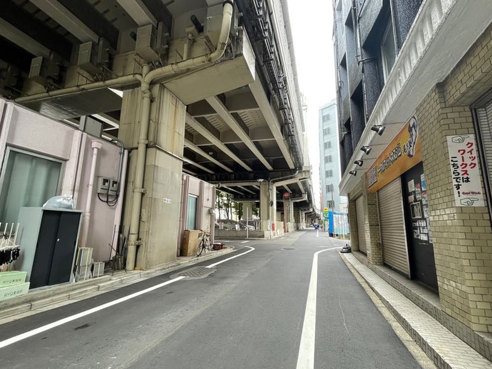 日の出ビル前面の道路