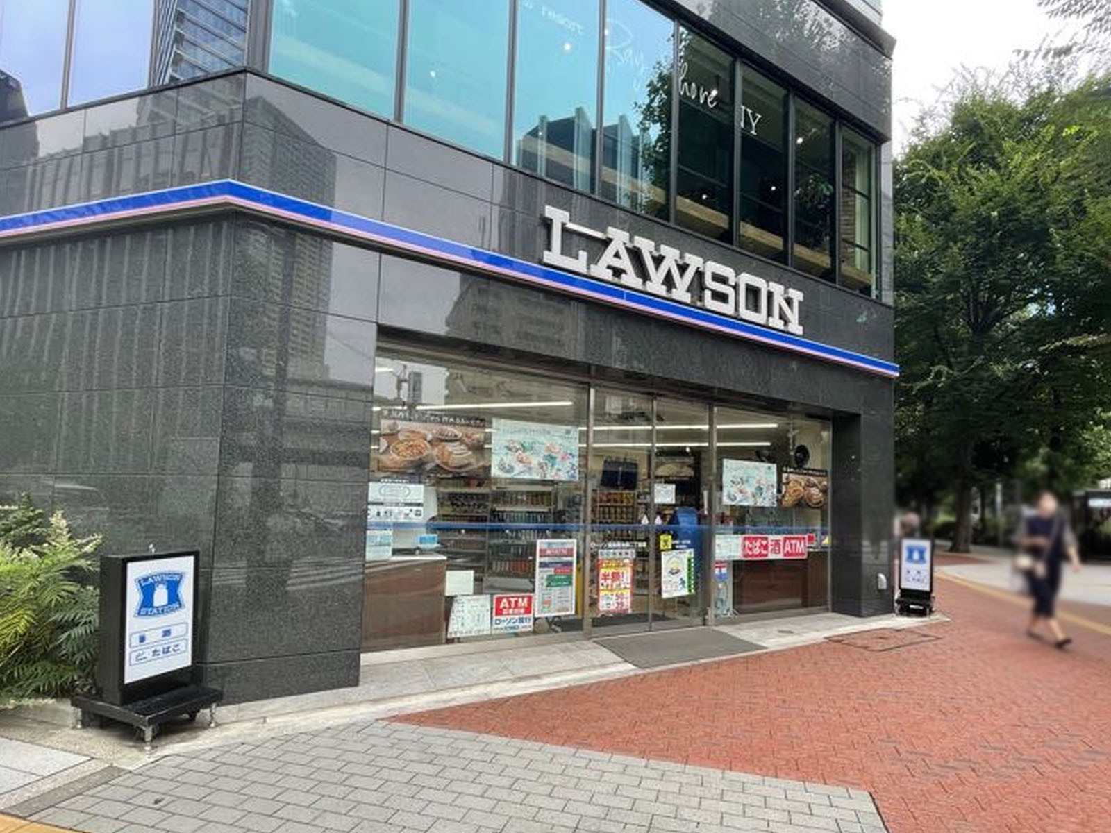 徒歩1分のローソン 豊島南池袋二丁目店