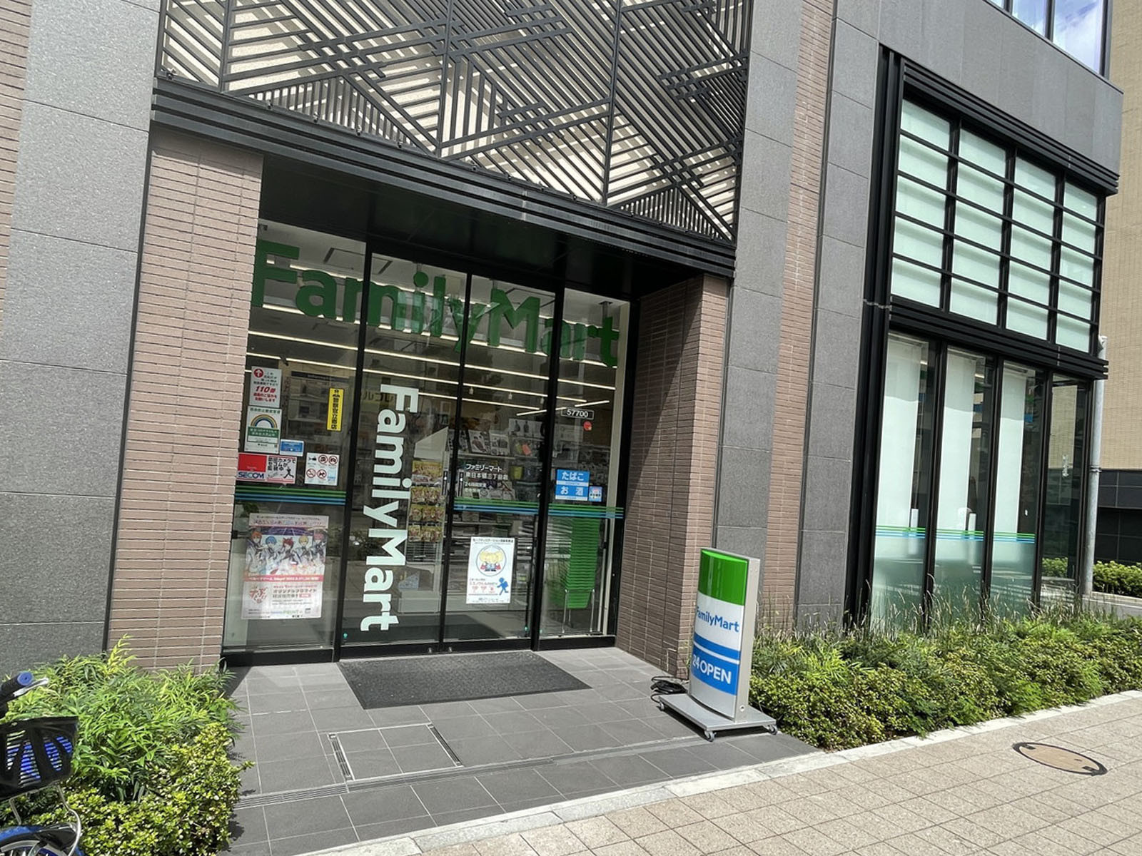 徒歩1分のファミリーマート 東日本橋三丁目店