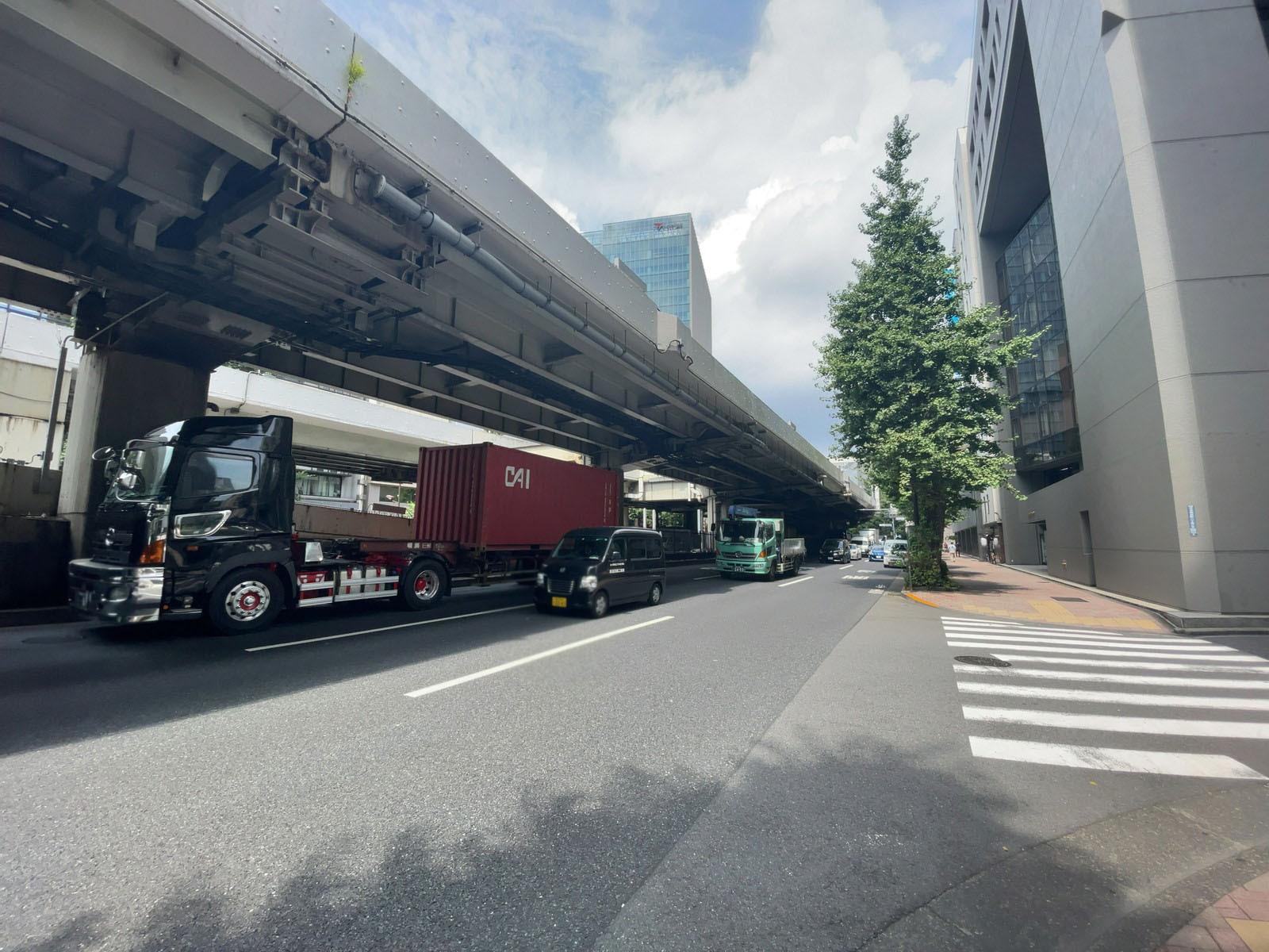 岡本ビル前面の昭和通り
