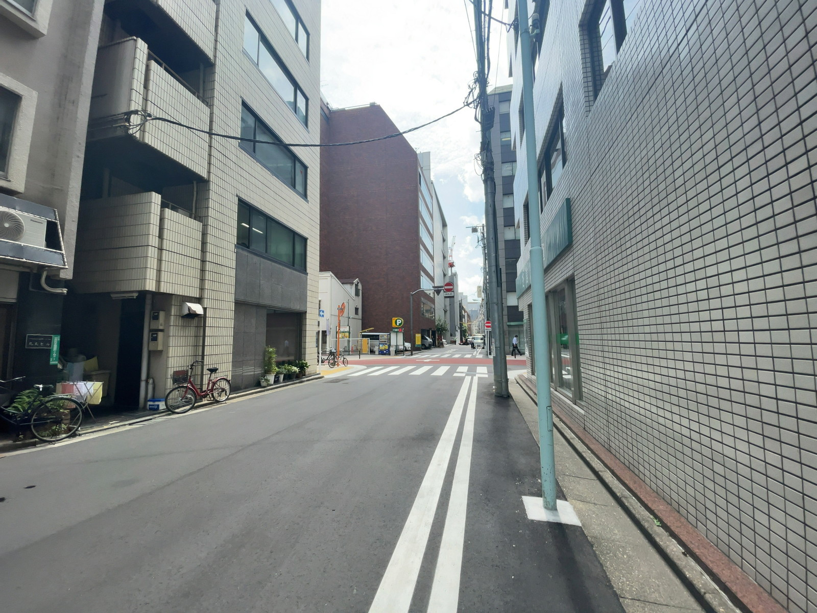 信州会ビル前面の通り