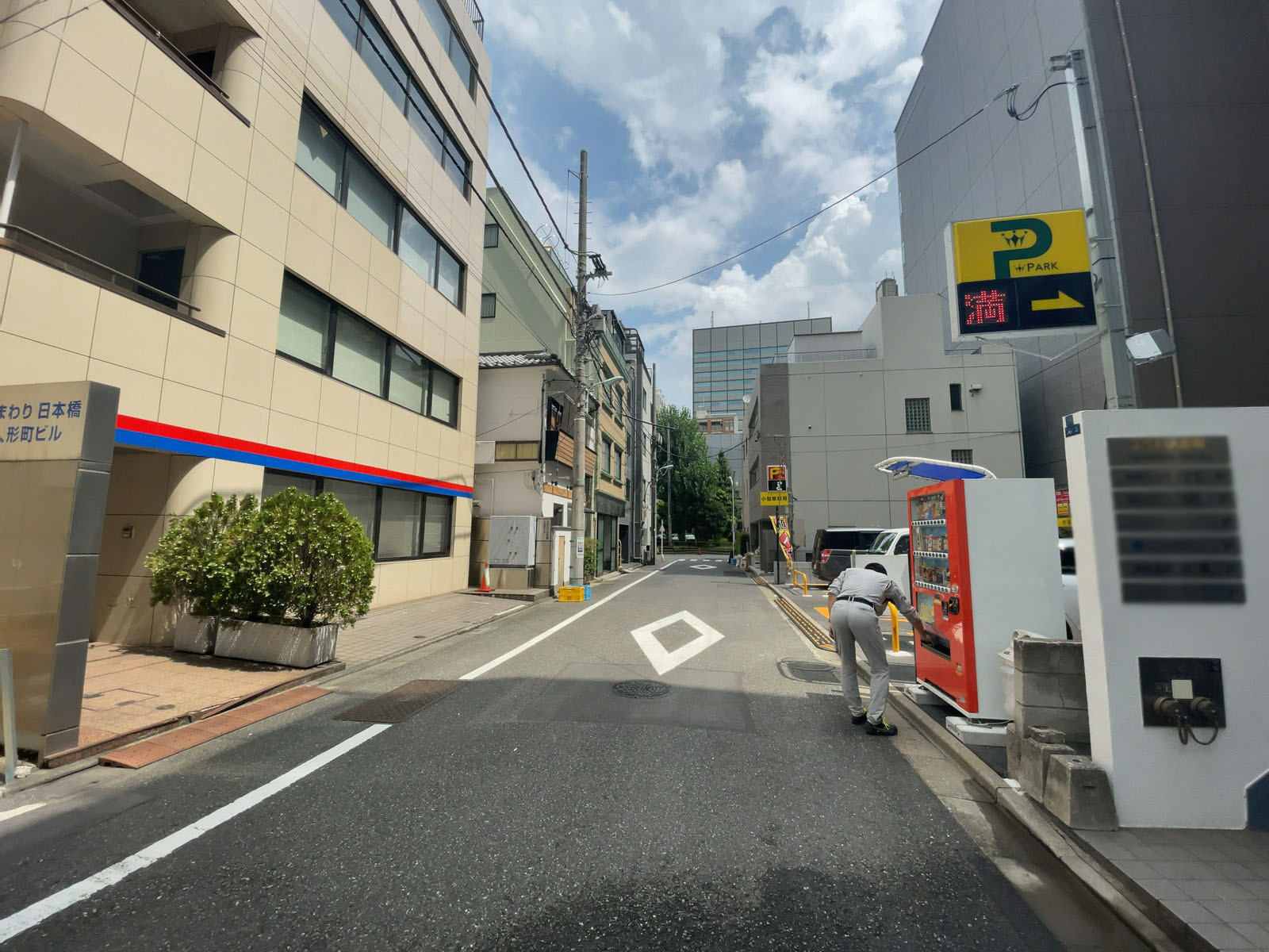 エイム人形町前面の通り