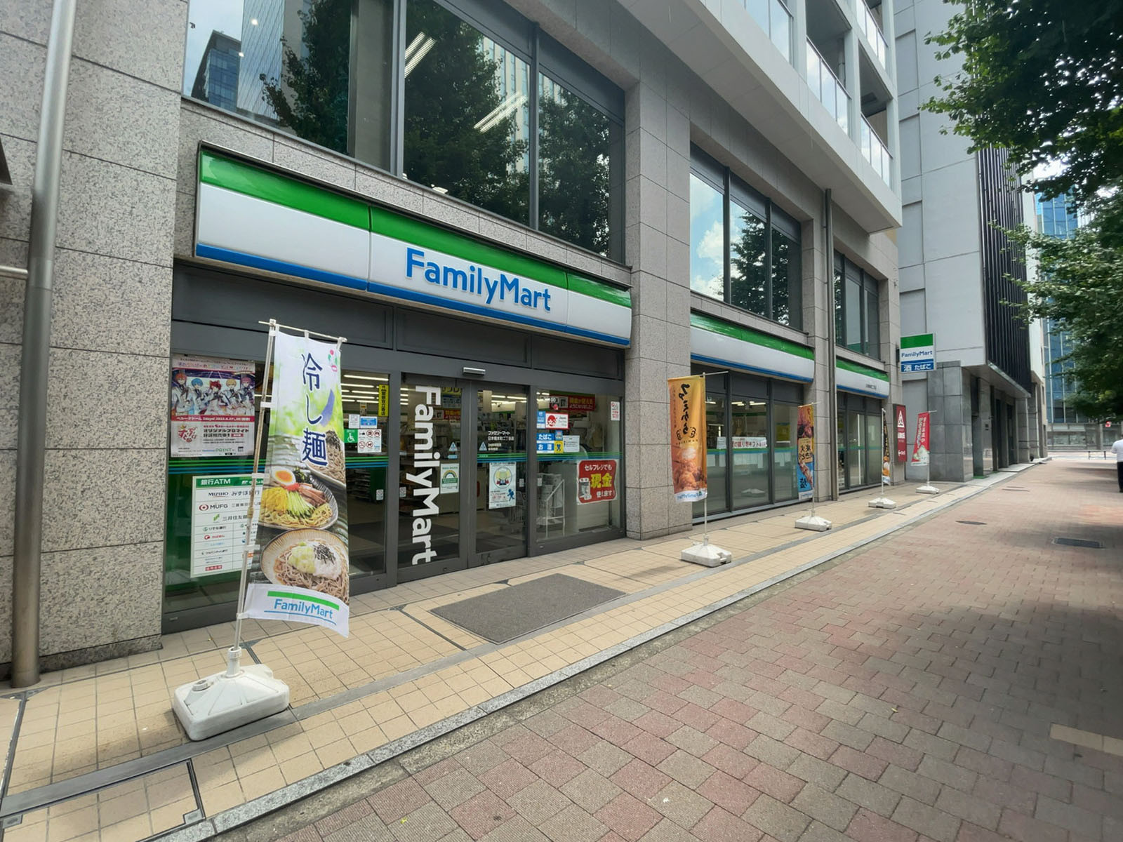 徒歩2分のファミリーマート 日本橋本町二丁目店