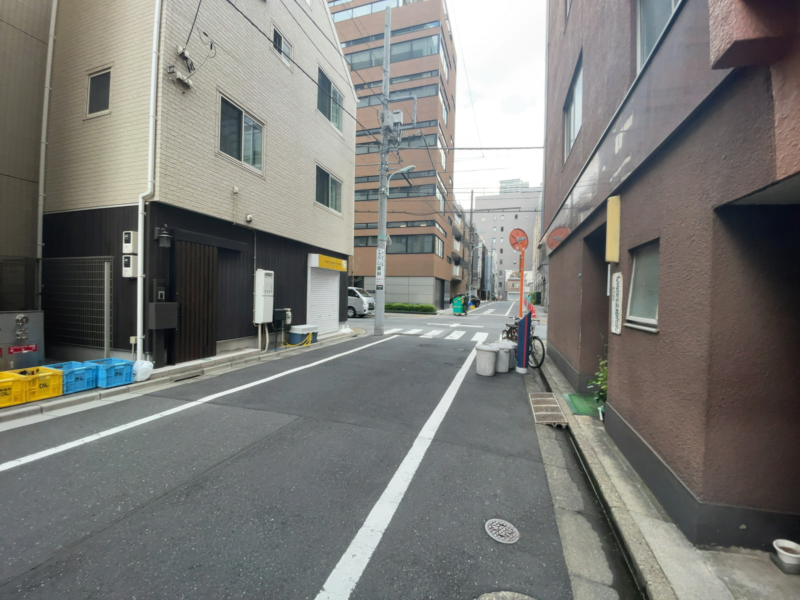嘉根保ビル前面の通り