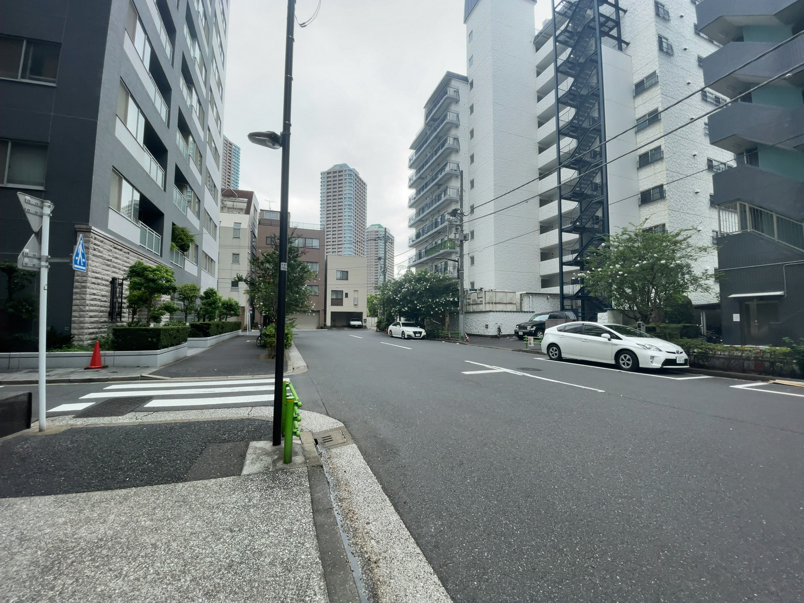 新川OMKビル前面の通り