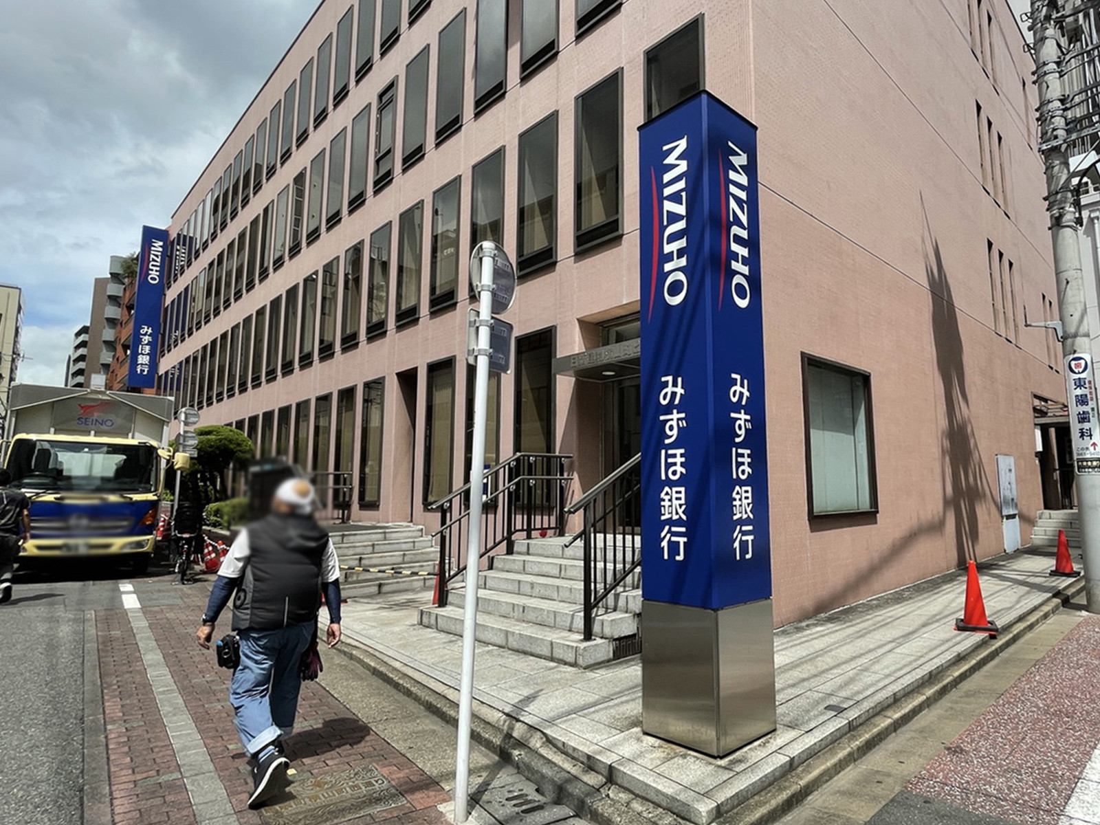 徒歩1分のみずほ銀行 横山町支店