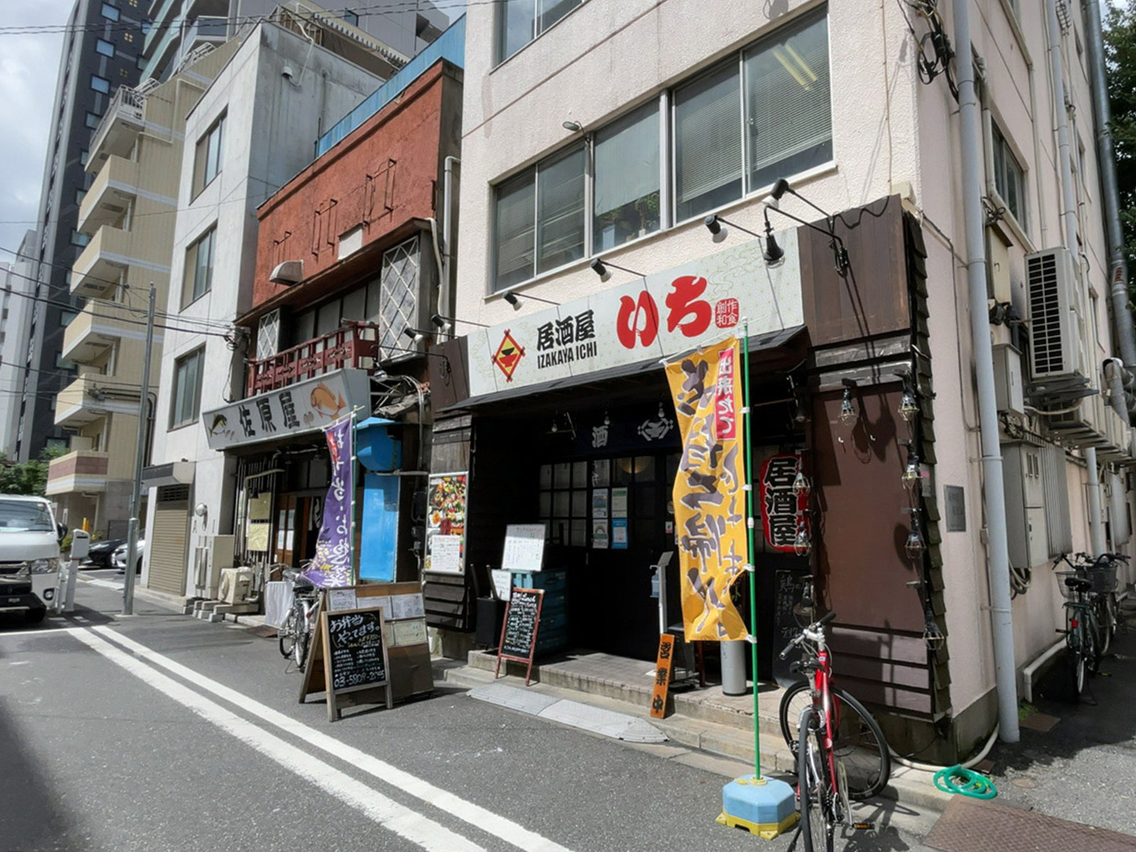 周辺には飲食店が点在