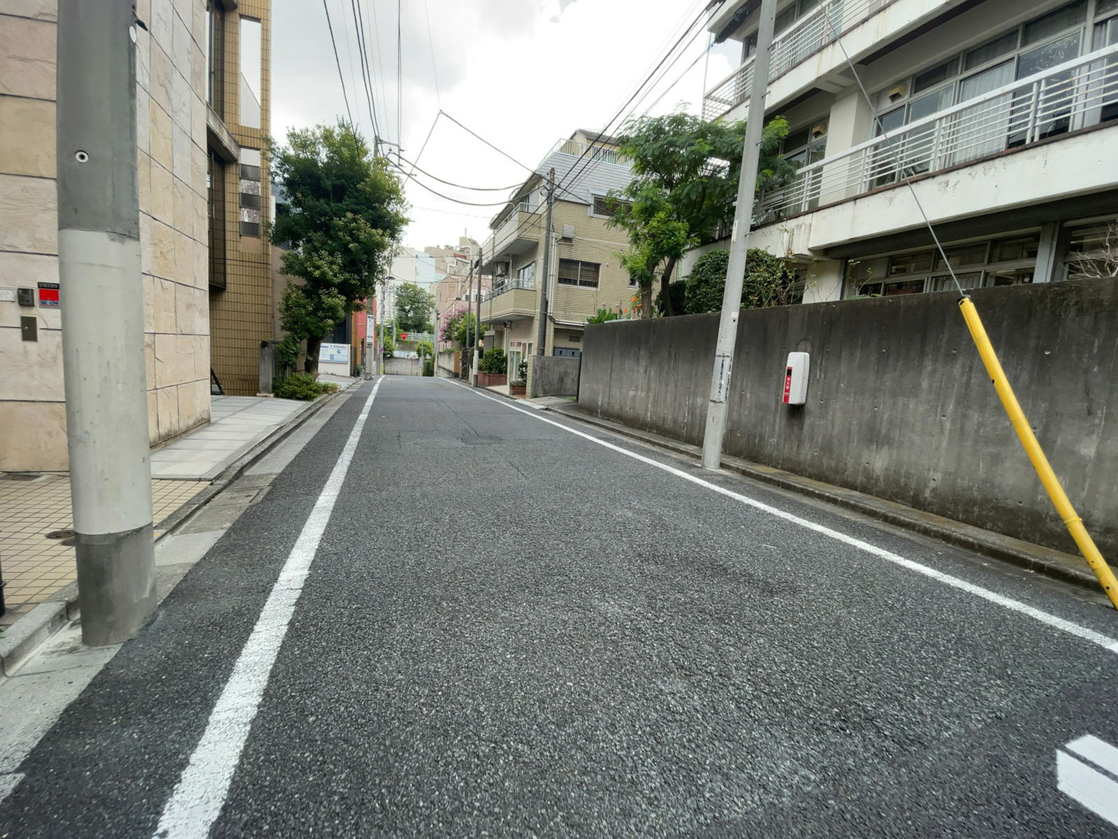 ウイング市ヶ谷前面道路