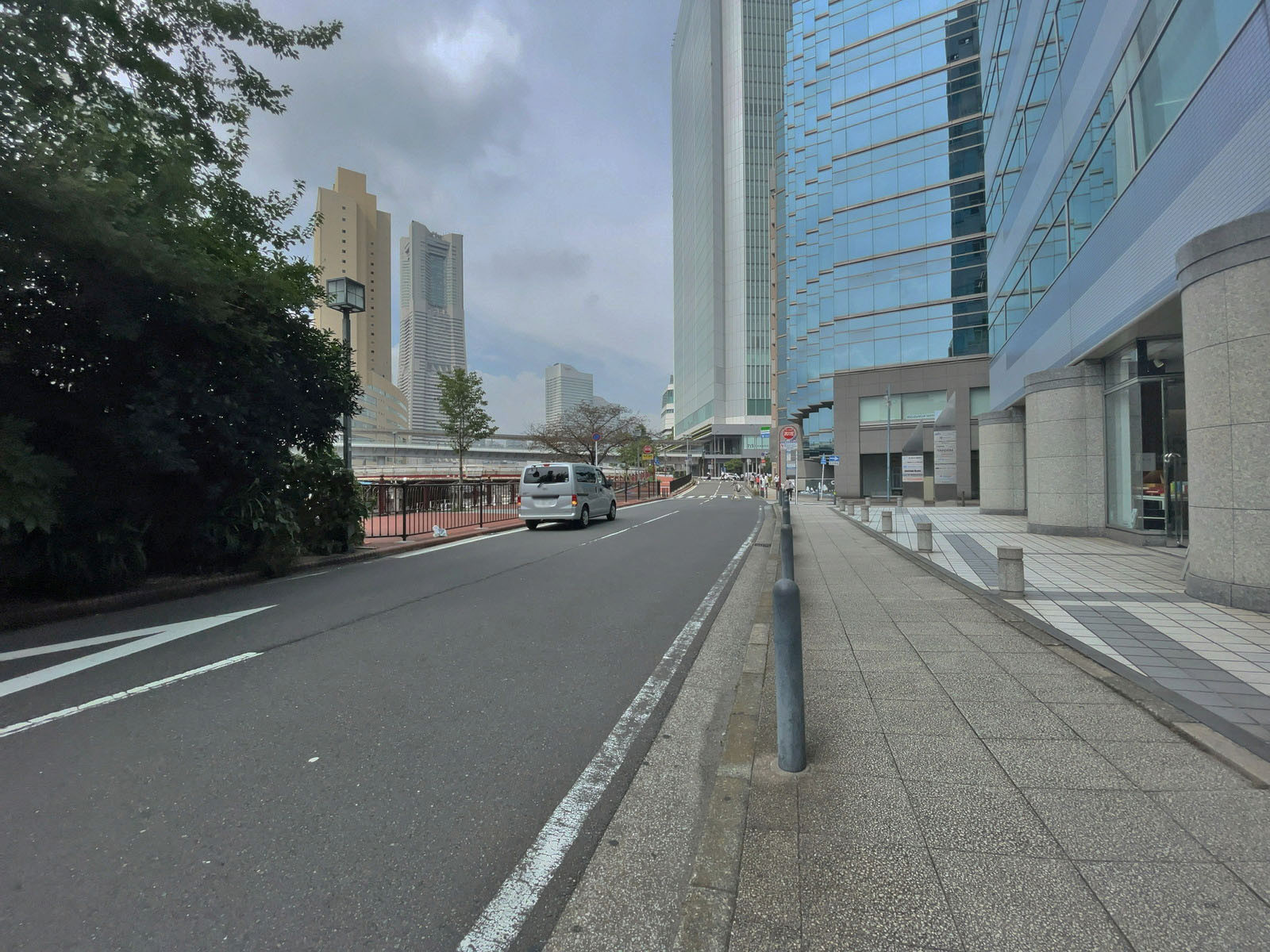オーク桜木町ビル前面道路