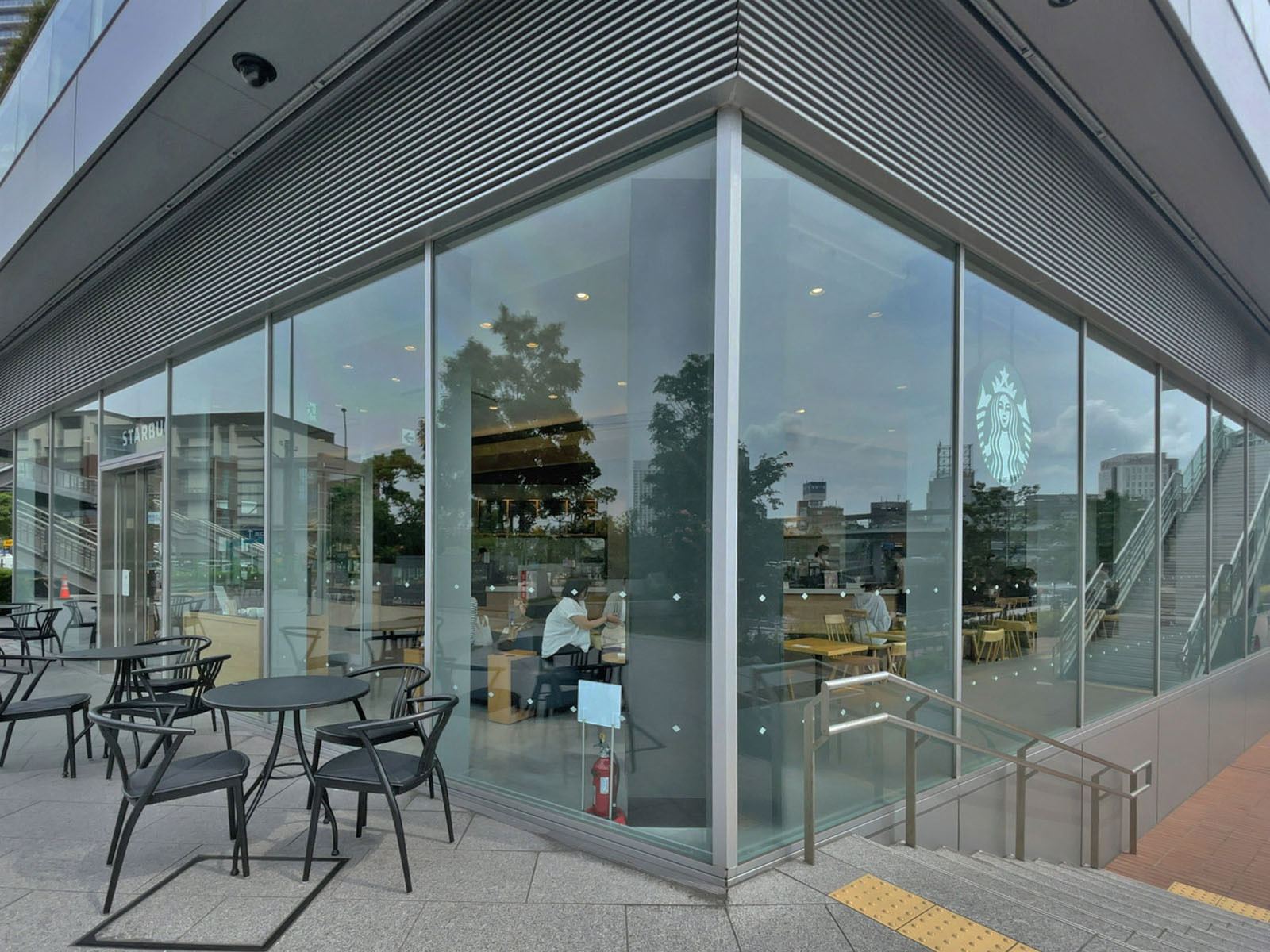 付近のスターバックスコーヒー横浜市役所ラクシスフロント店