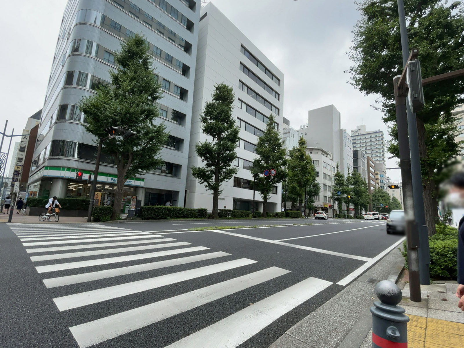 関内和孝ビル前面の通り
