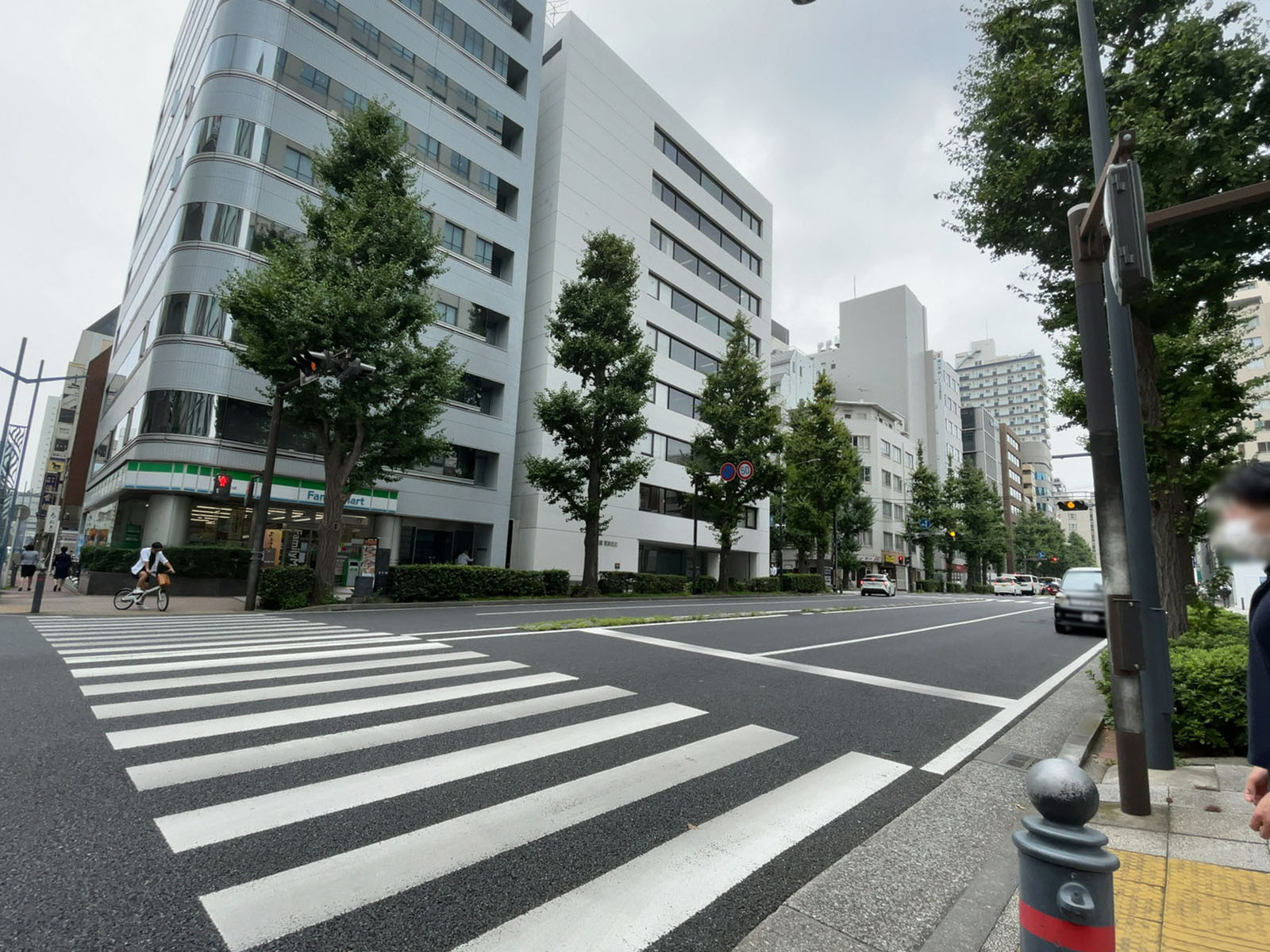 リスト関内ビル前面の通り