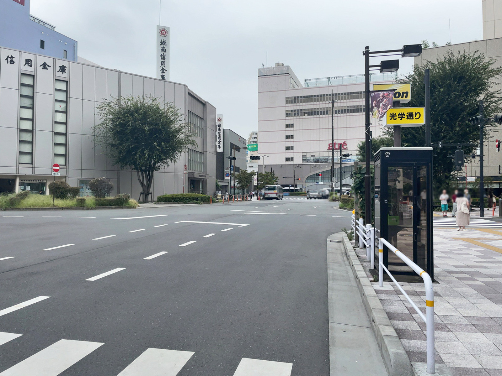 OVALビル前面の通り