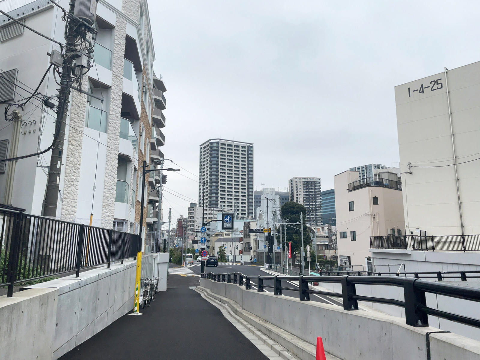 周辺は住宅街