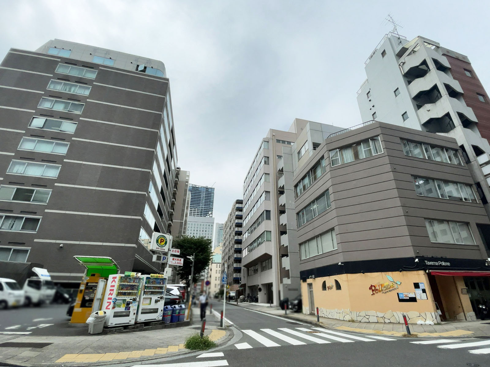 周辺は静かなオフィス街