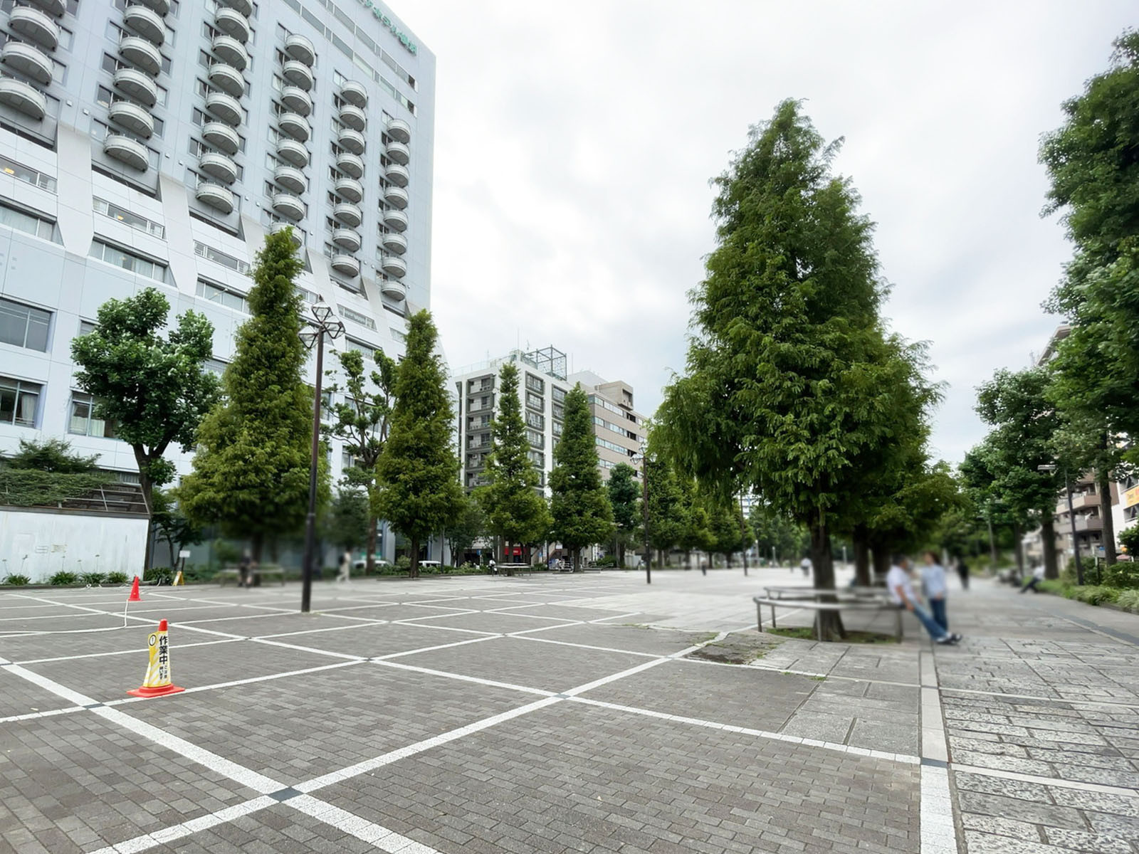 向かいの大通り公園石の広場