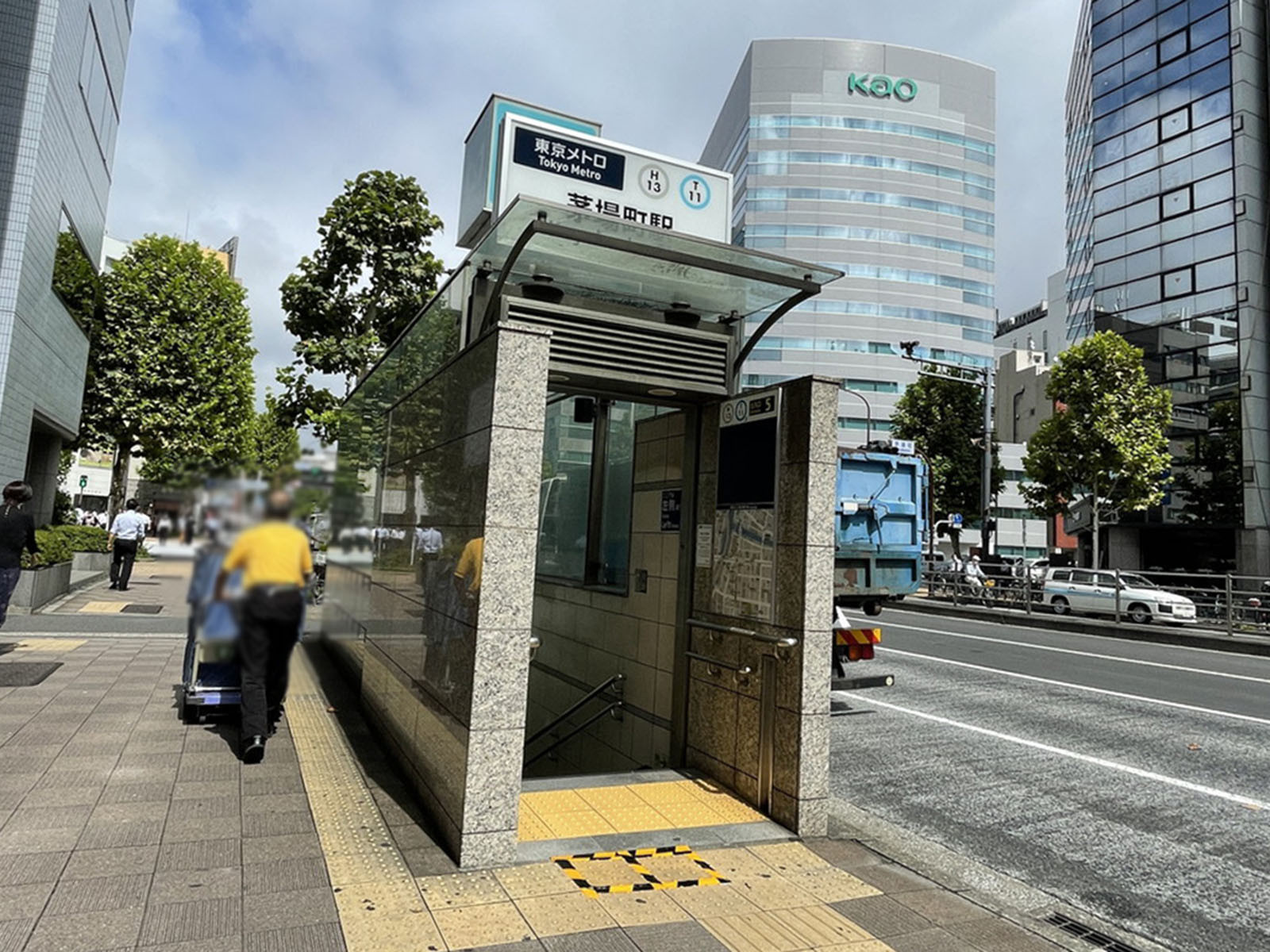 最寄りの「茅場町駅」