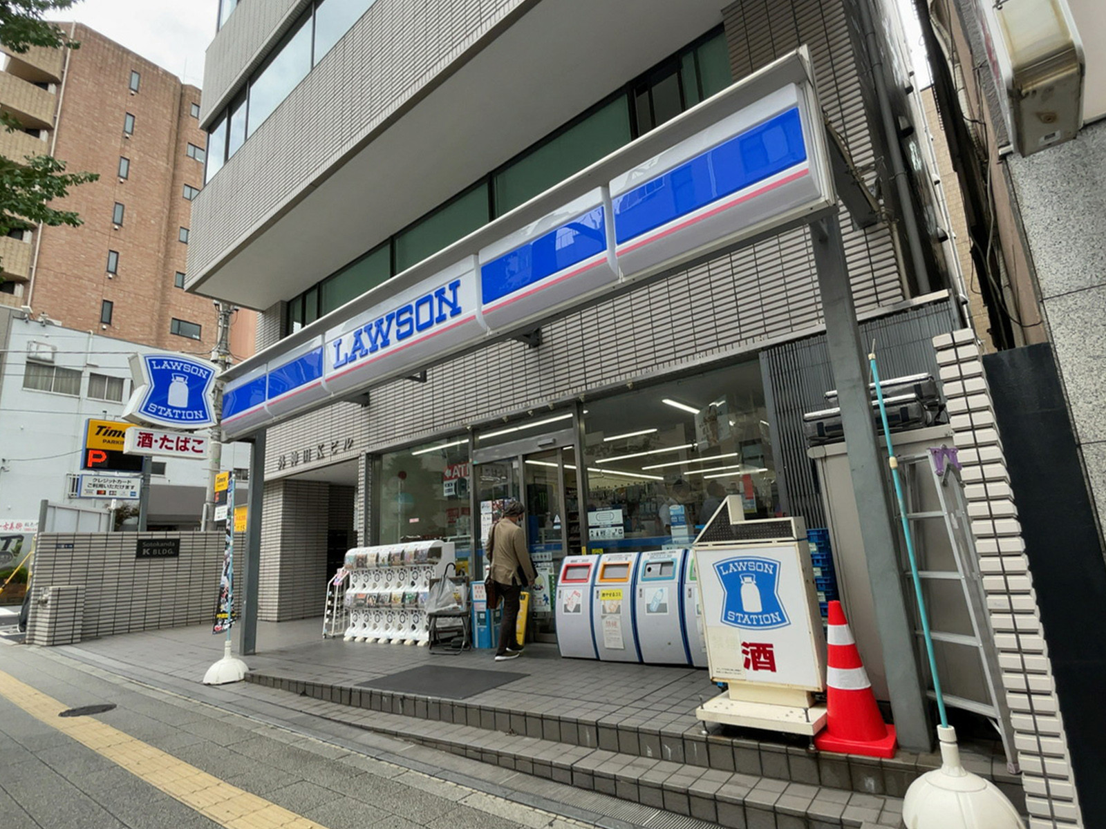 徒歩1分のローソン 神田明神店