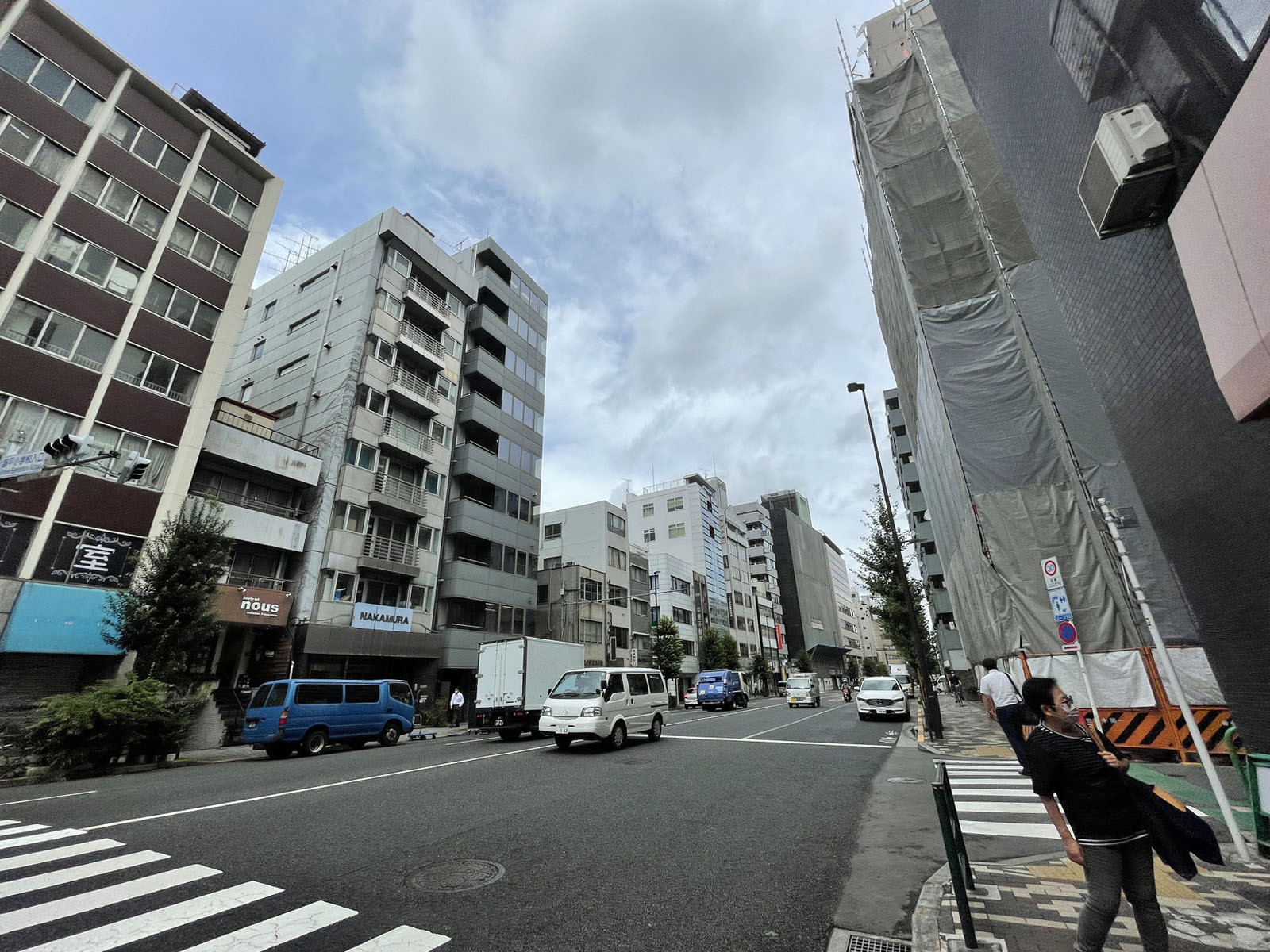 青朋ビル前面の通り