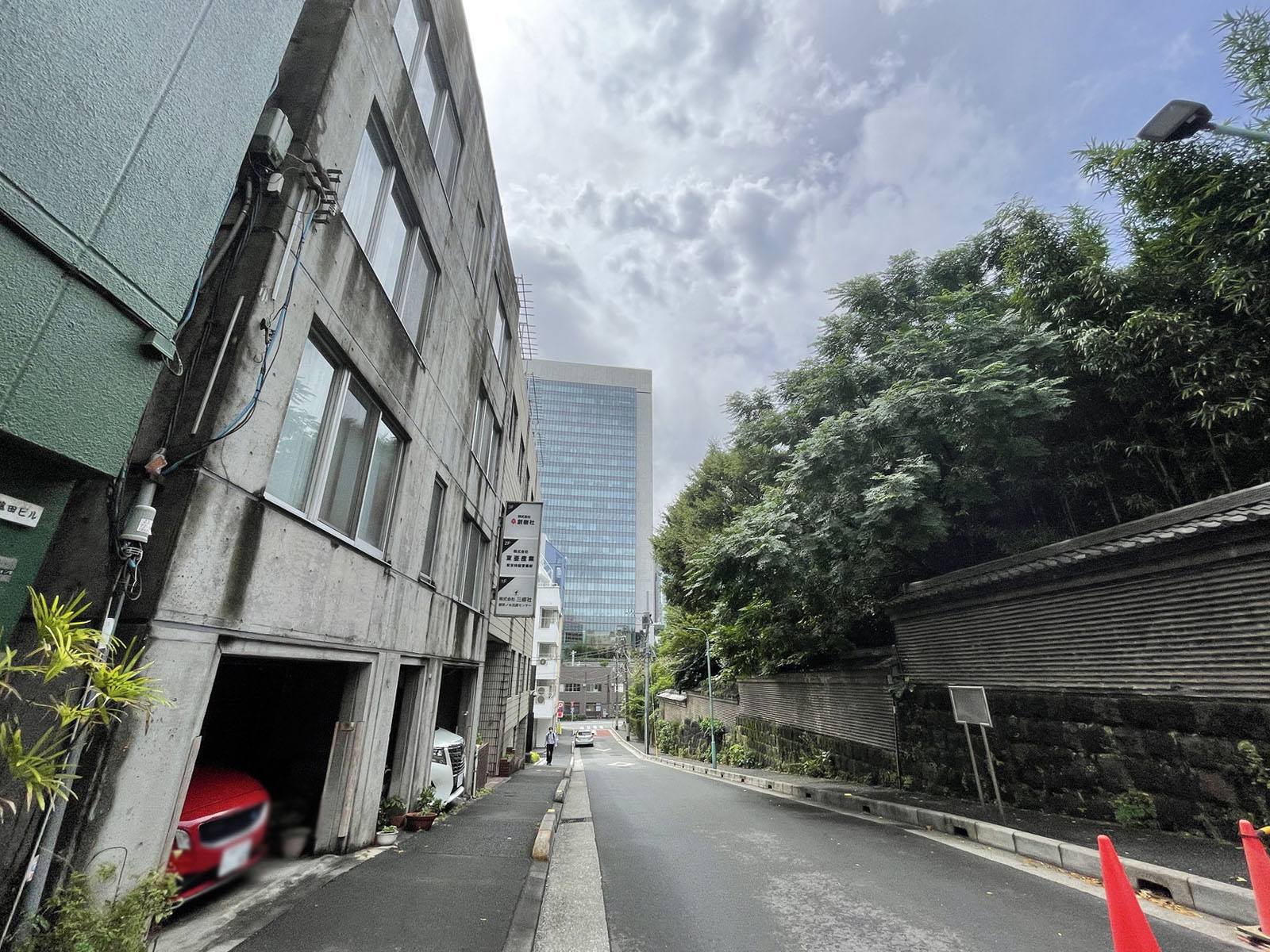 ATMビル前面の通り