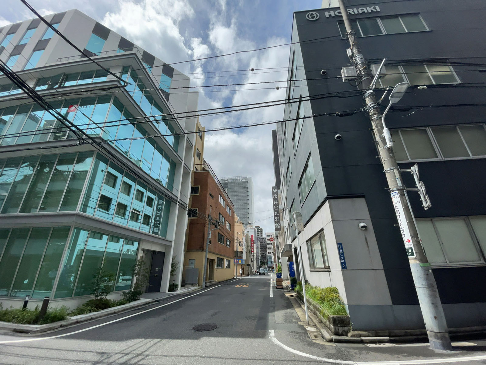 信井ビル別館前面の通り