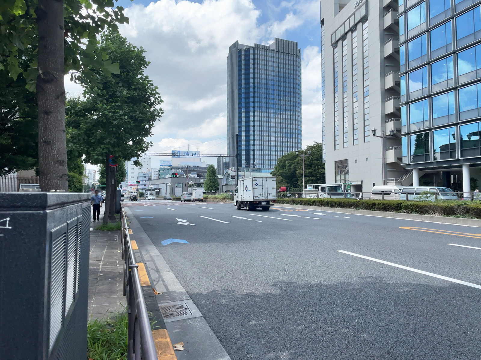 麹町長尾ビル前面の新宿通り