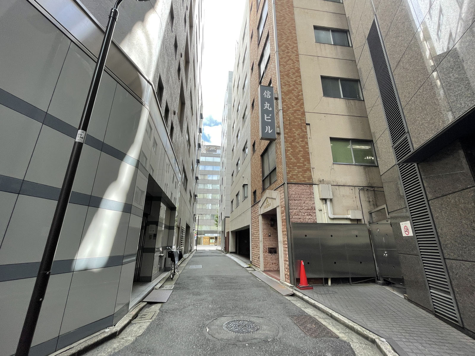 信丸ビル前面の通り