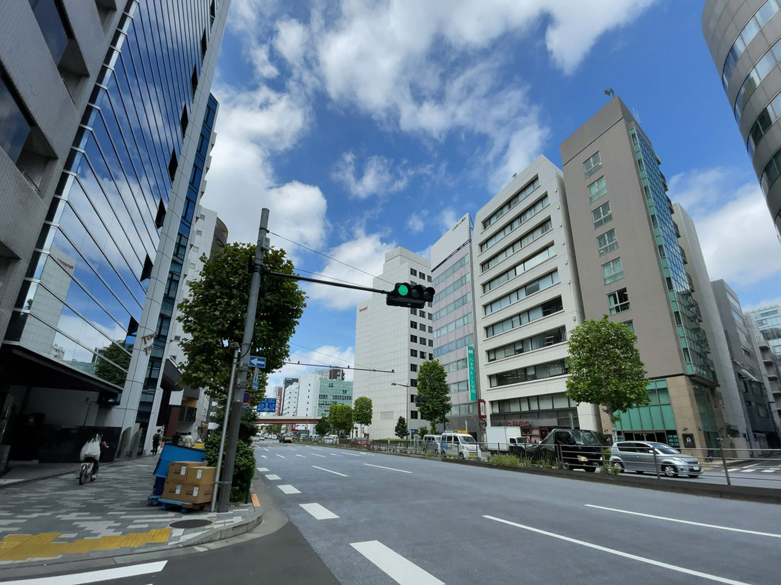 岩本町シティプラザビル前面の靖国通り