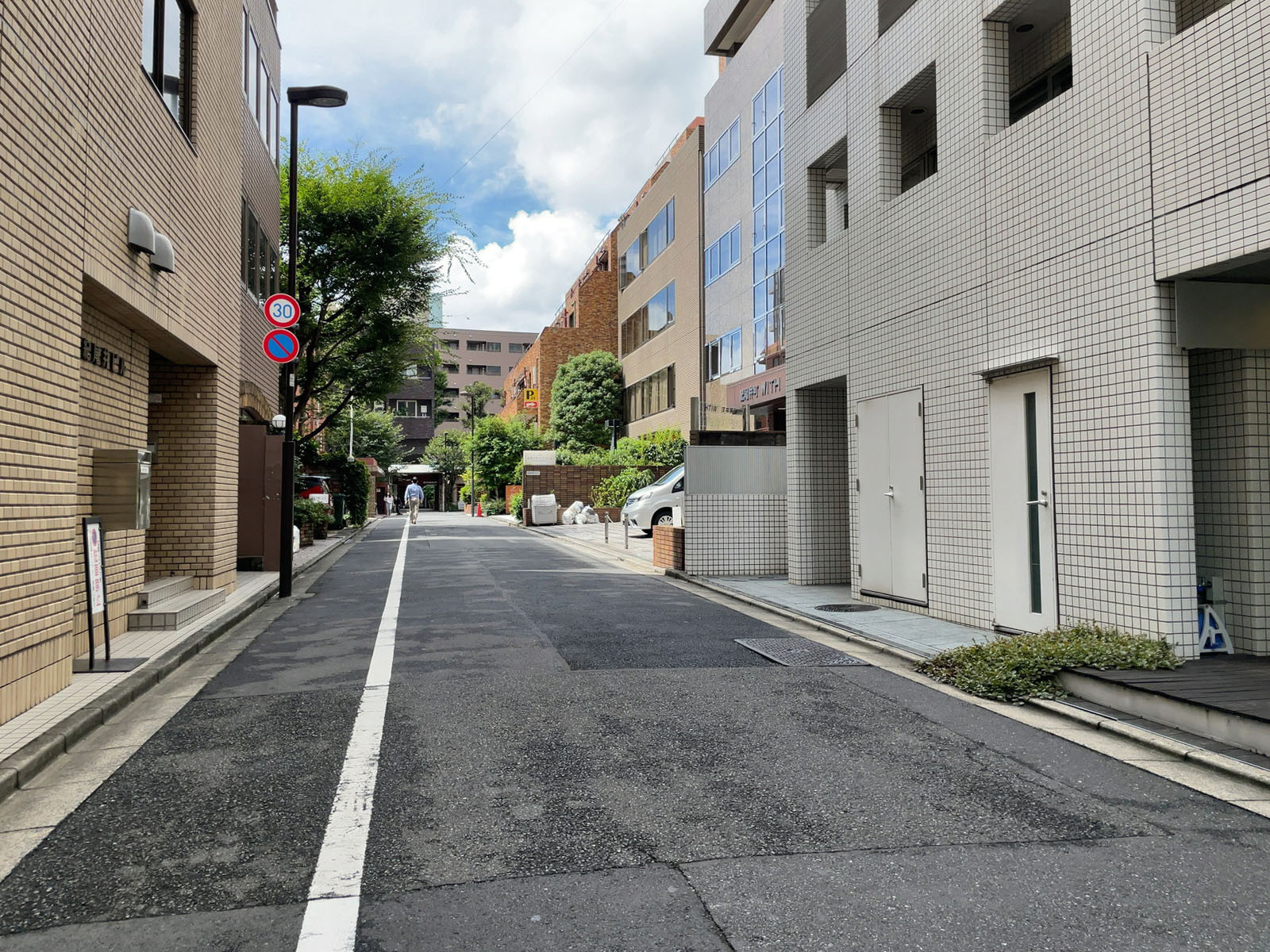 紀尾井ロイヤルハイツ前面の通り