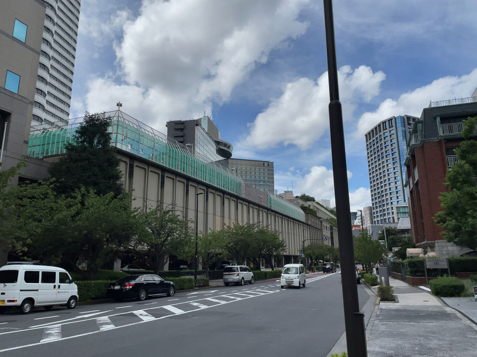 東京ガーデンテラス紀尾井町 紀尾井タワー前面の通り