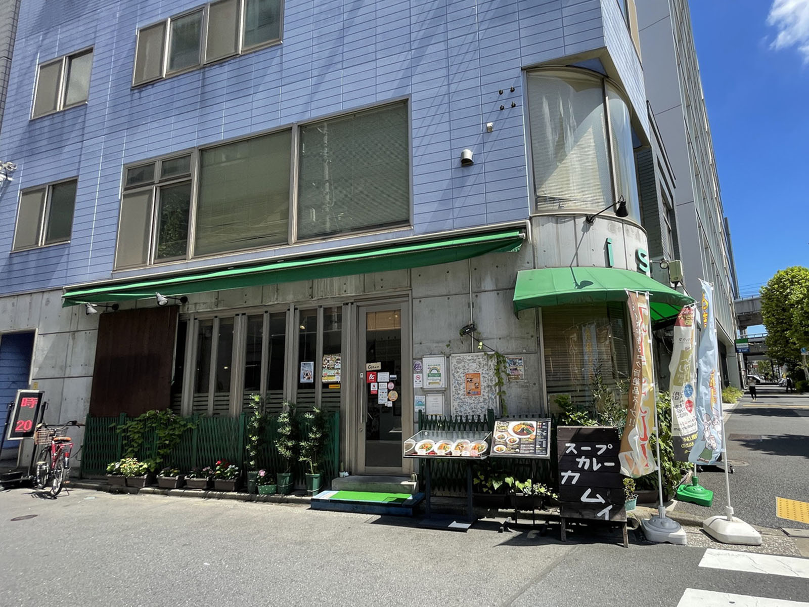 徒歩圏内には飲食店があり