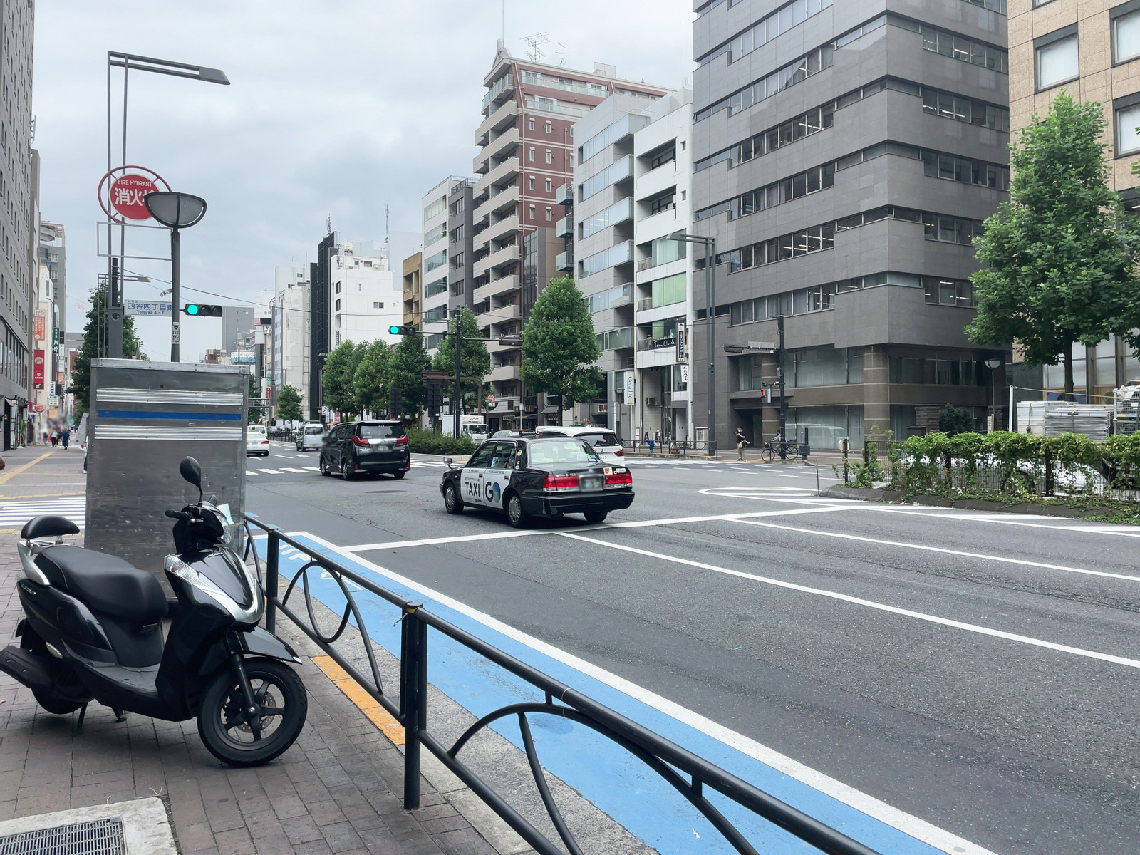 ワールド四谷ビル前面の新宿通り