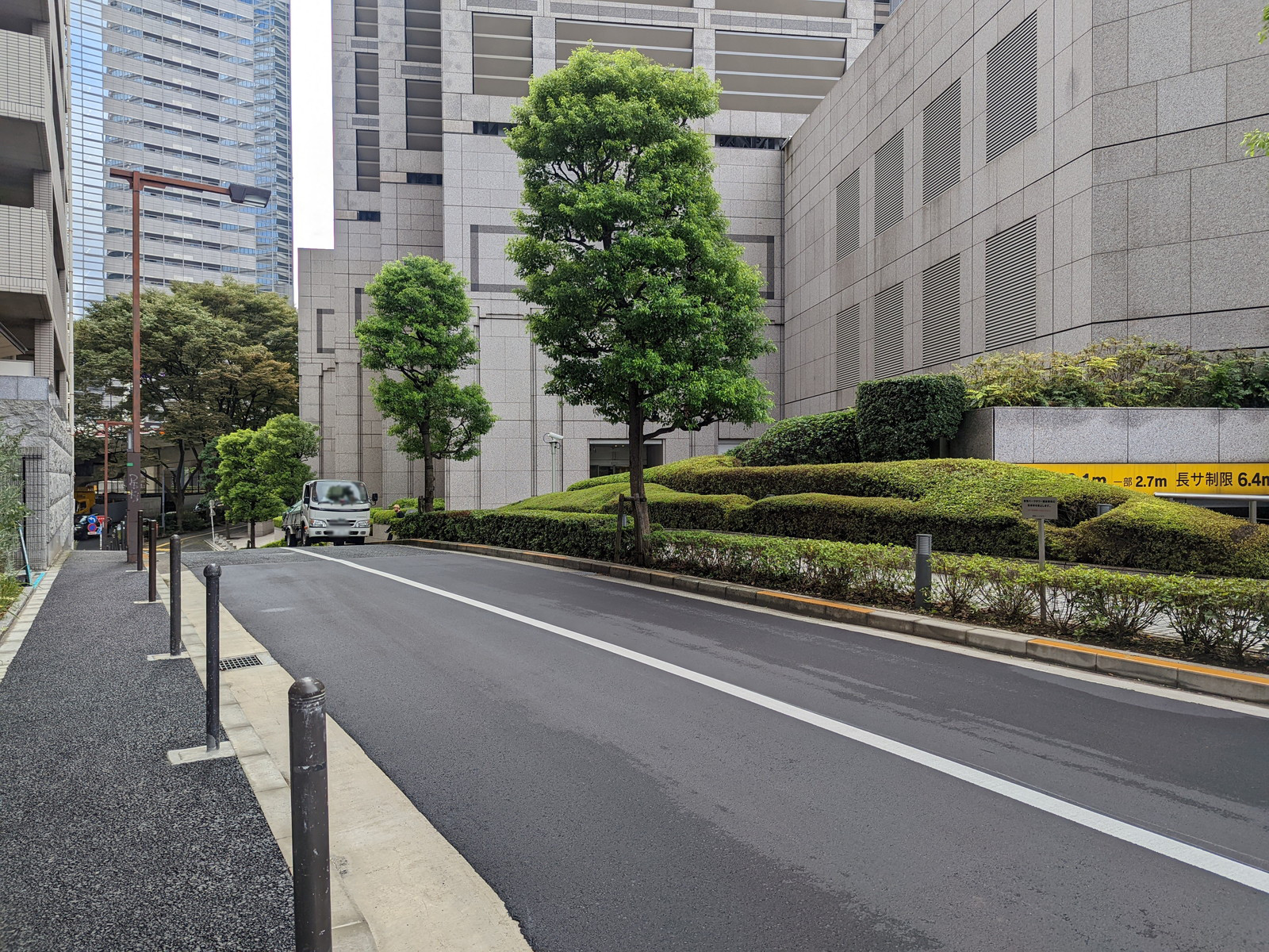 CIRCLES西新宿の前面通り