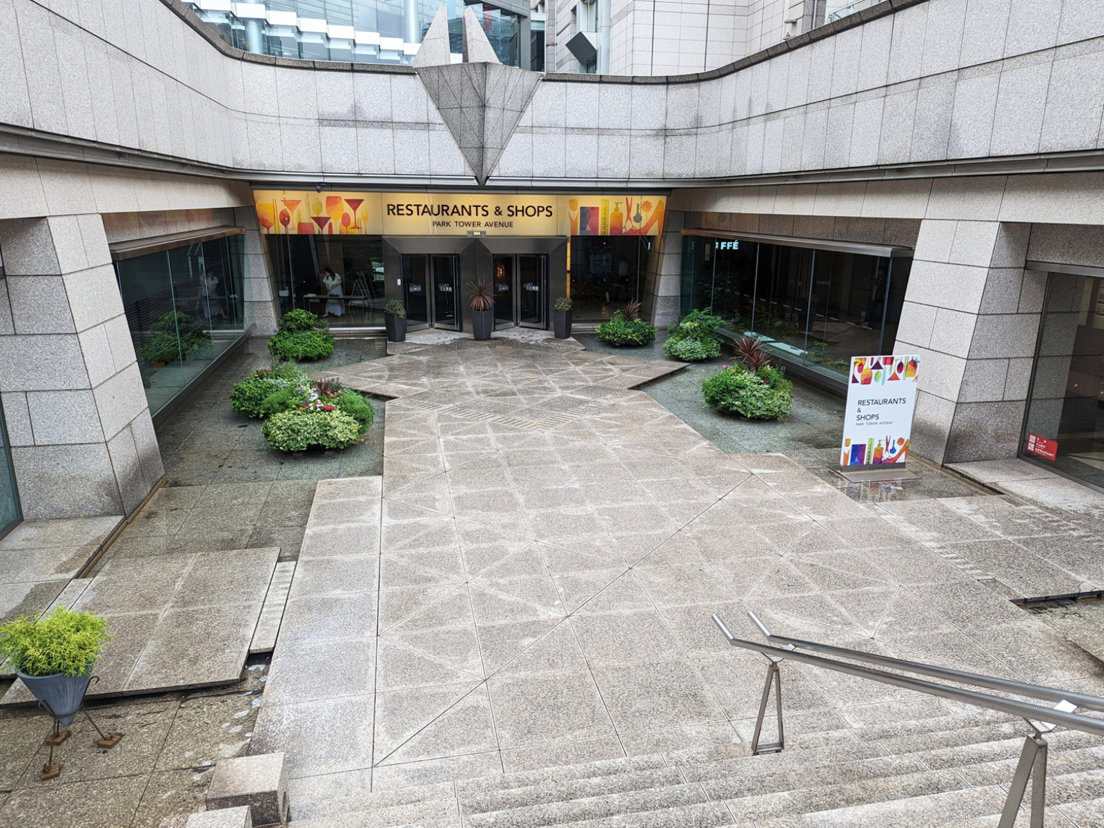 新宿パークタワー内に飲食店多数
