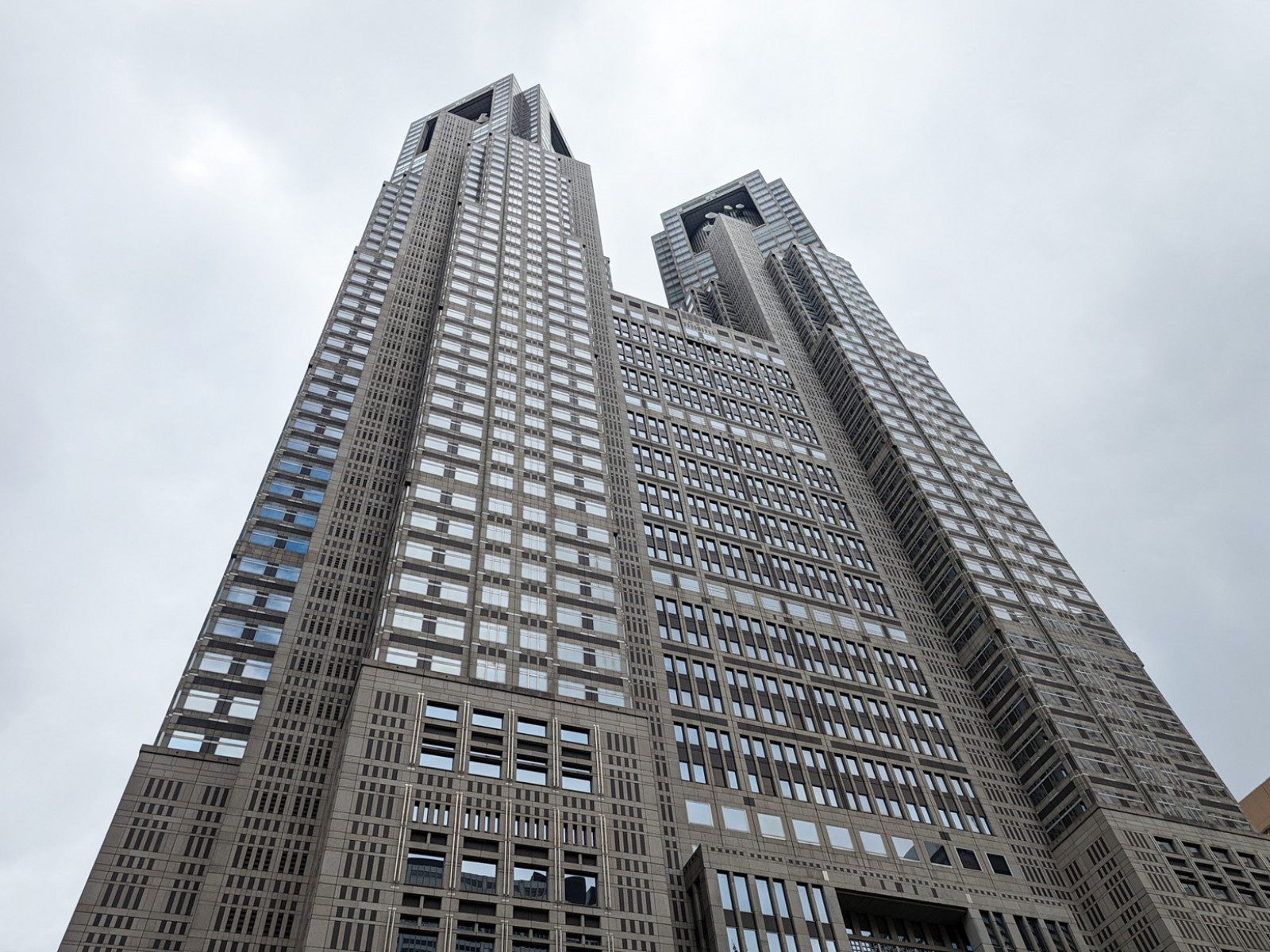 徒歩4分の東京都庁