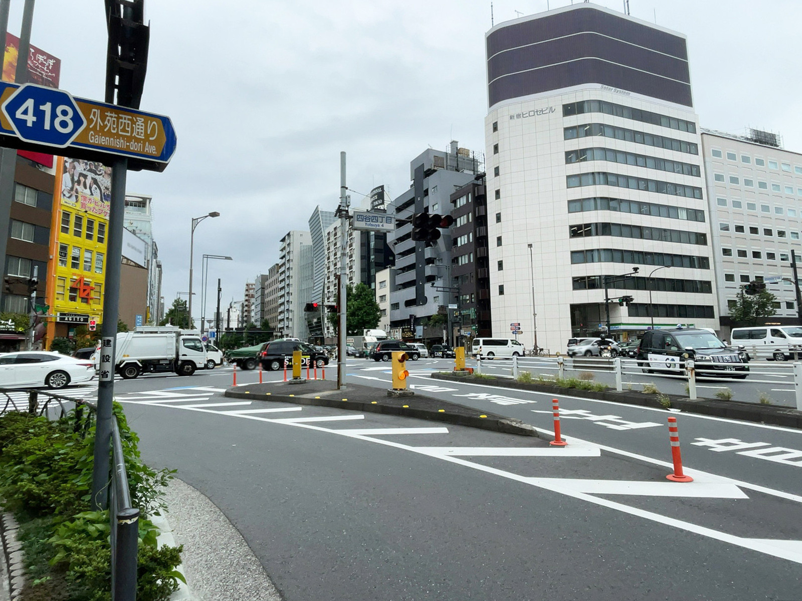 大木戸ビル前面の新宿通り