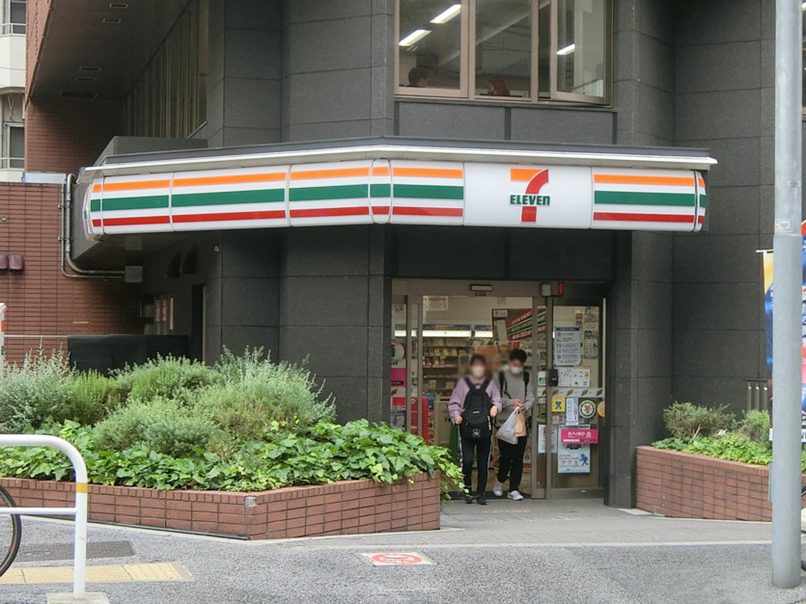 徒歩3分のセブン-イレブン 新宿御苑前本通り店