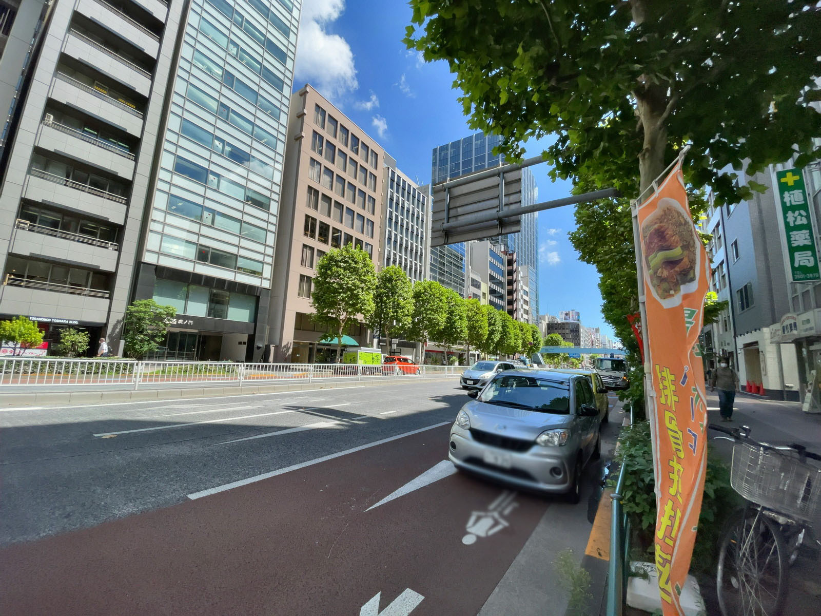 アコール新橋前面の通り