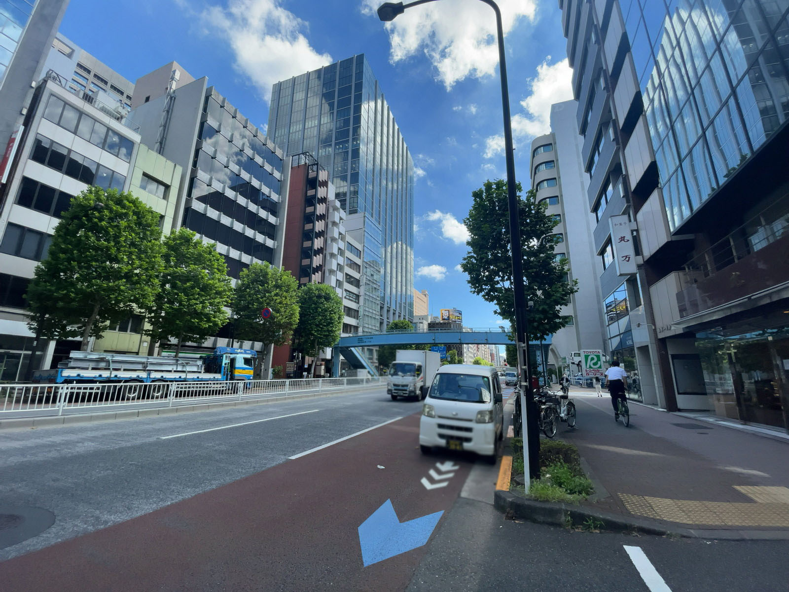 住友生命西新橋ビル前面の通り