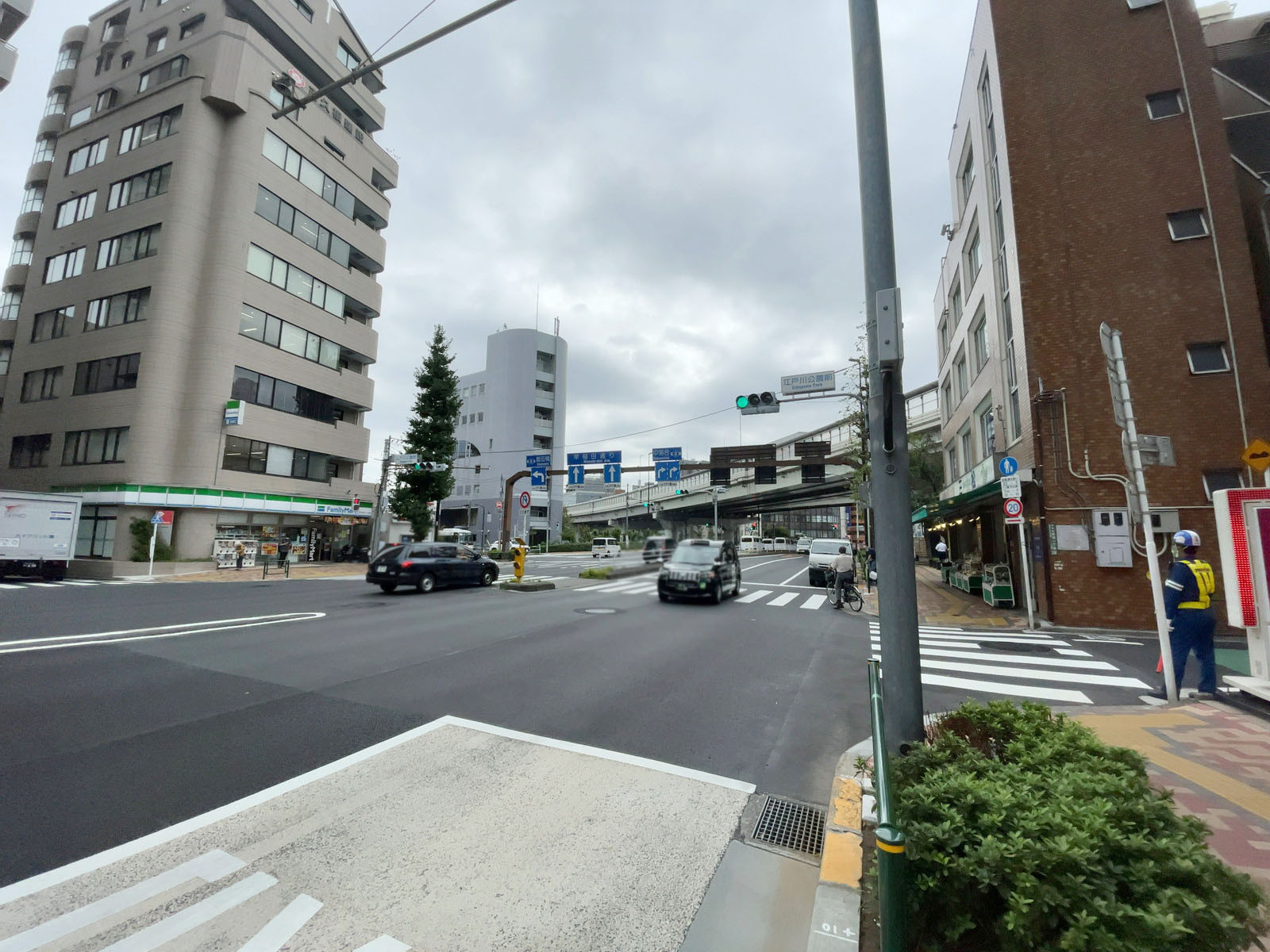 音羽江戸川橋ビル前面の目白通り