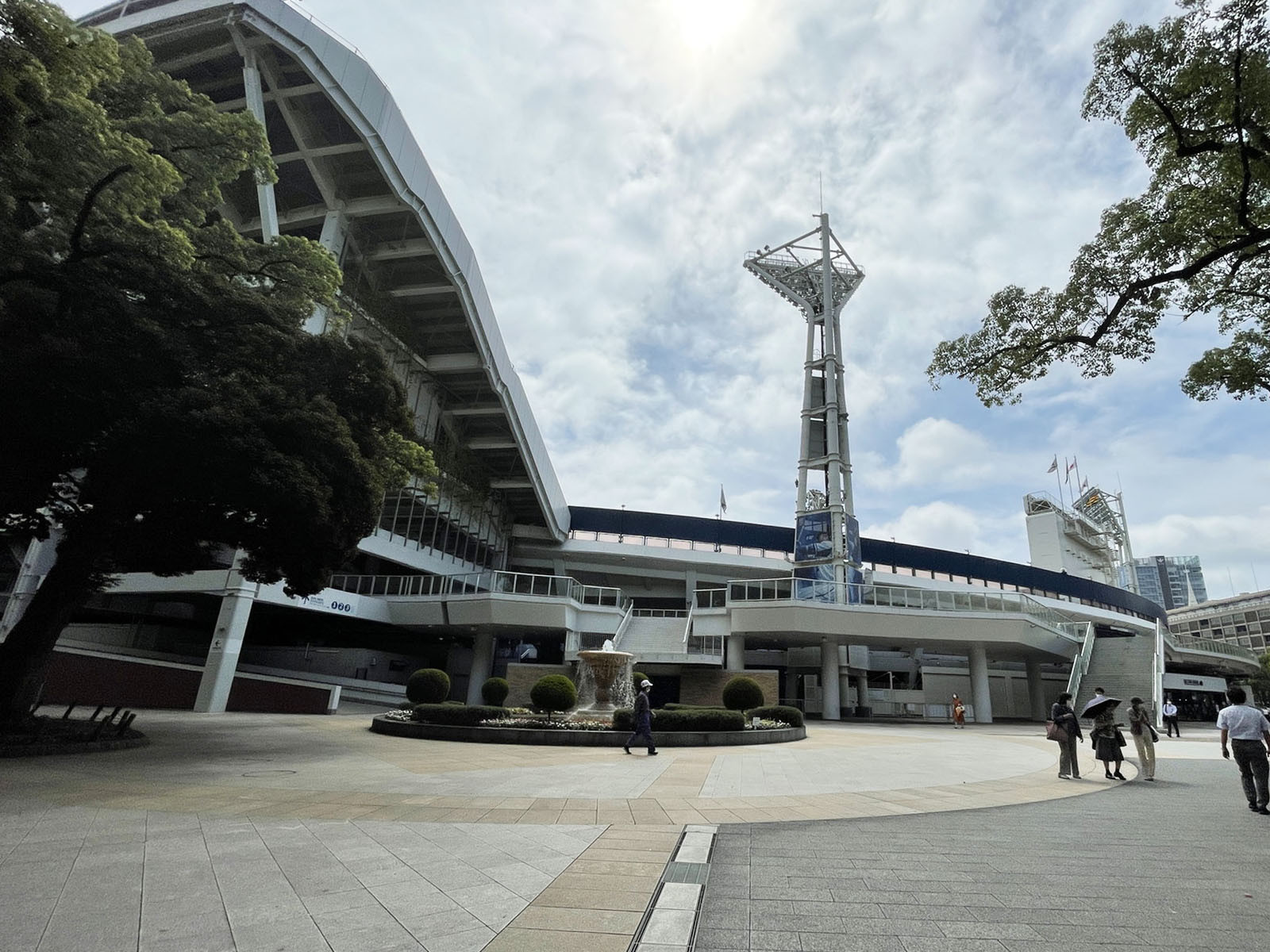 向かいにある横浜スタジアム