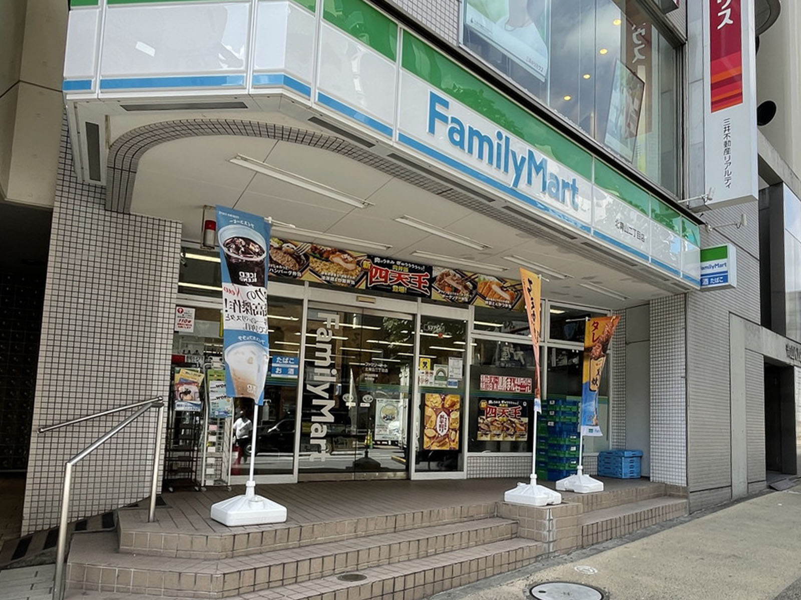 徒歩2分のファミリーマート北青山二丁目