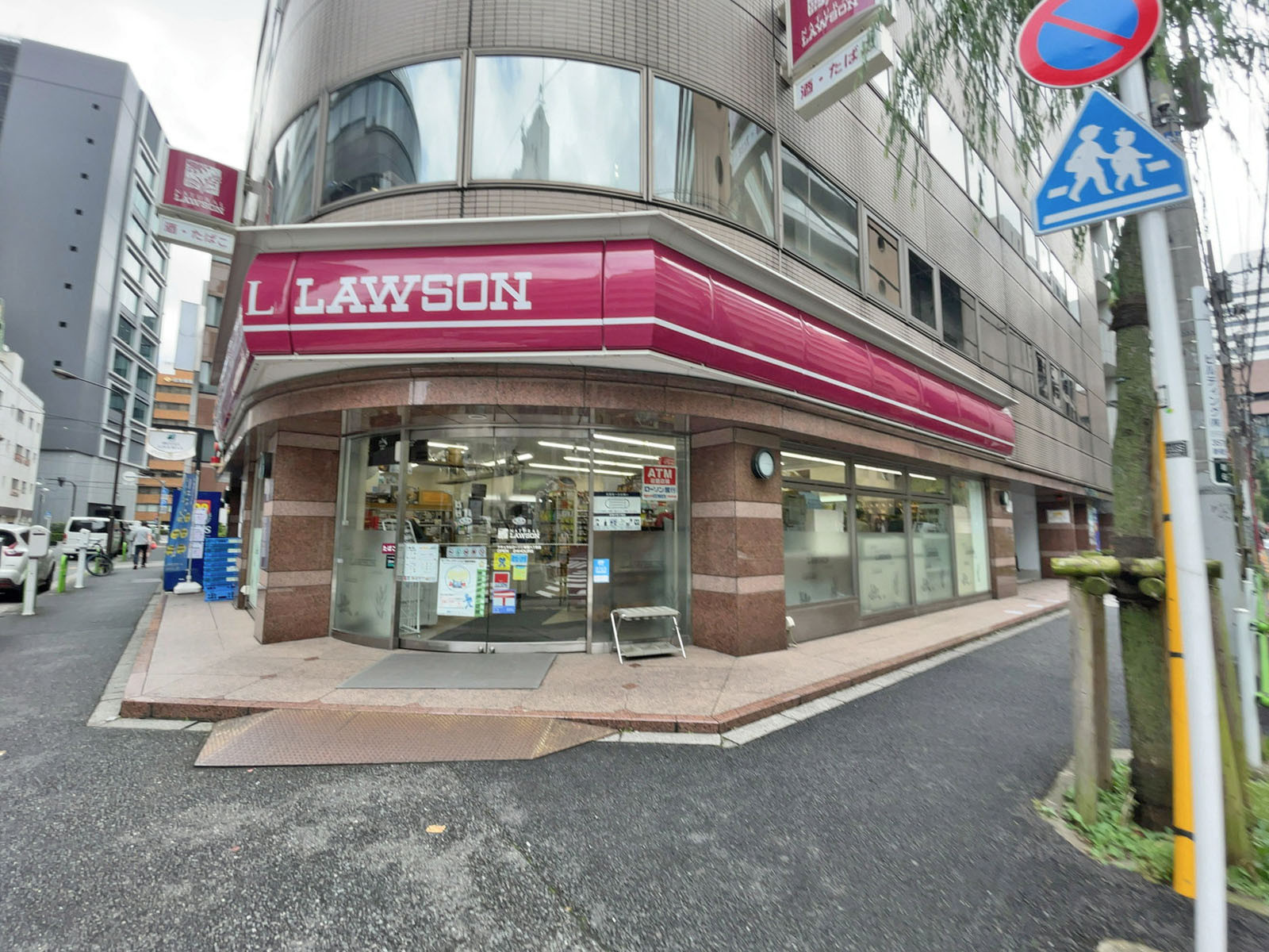 徒歩1分のナチュラルローソン 新橋六丁目店