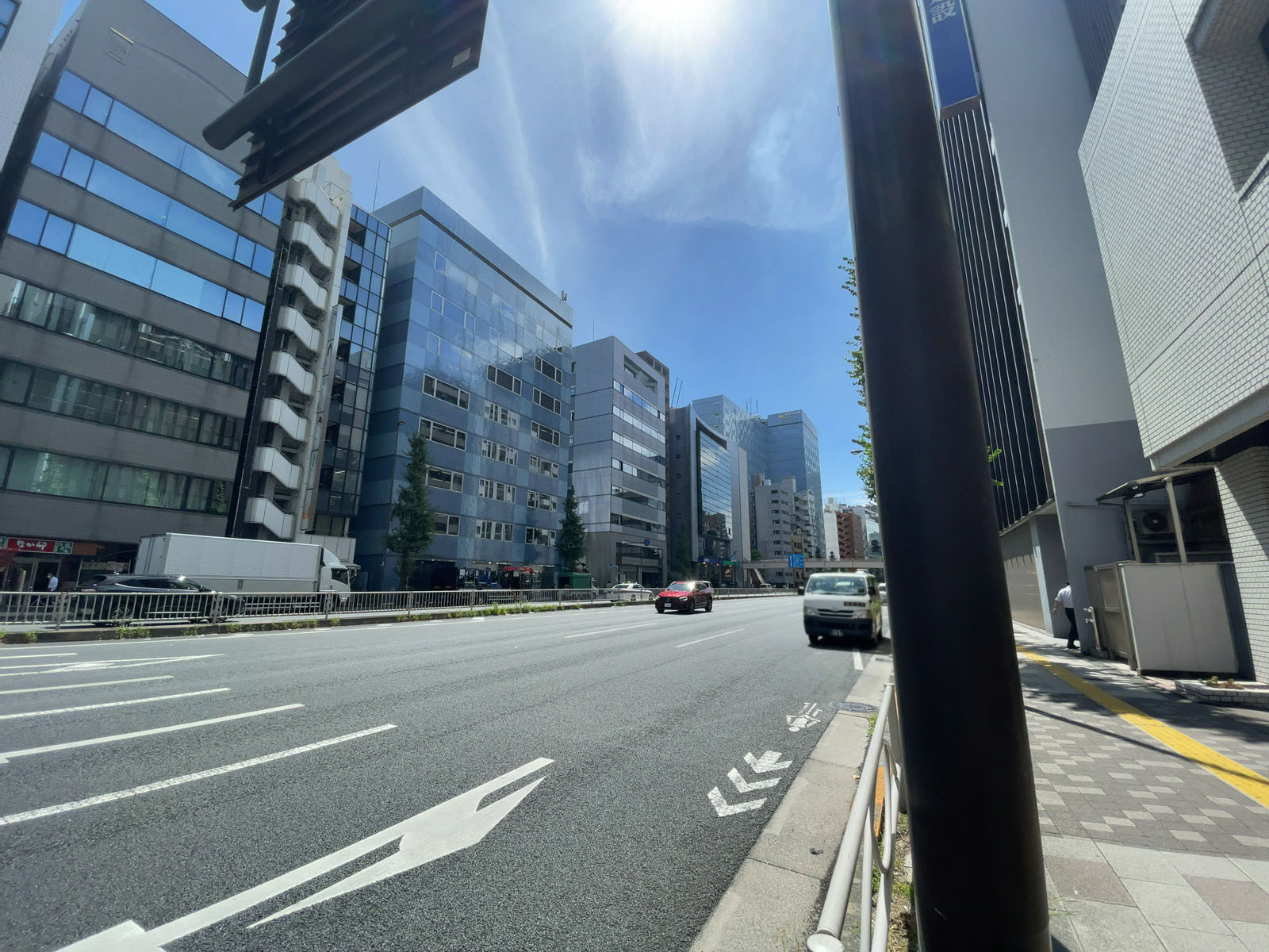 ビル前の第一京浜