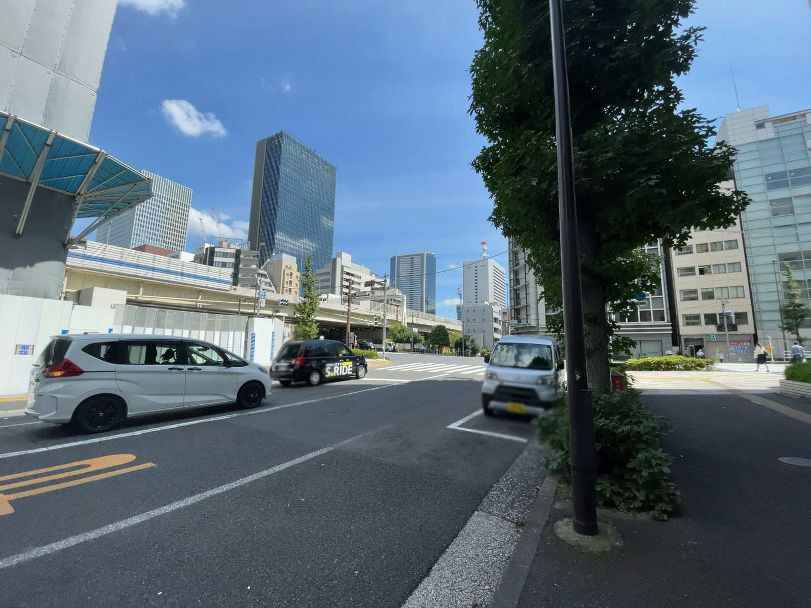 JRE芝二丁目大門ビル前面の通り