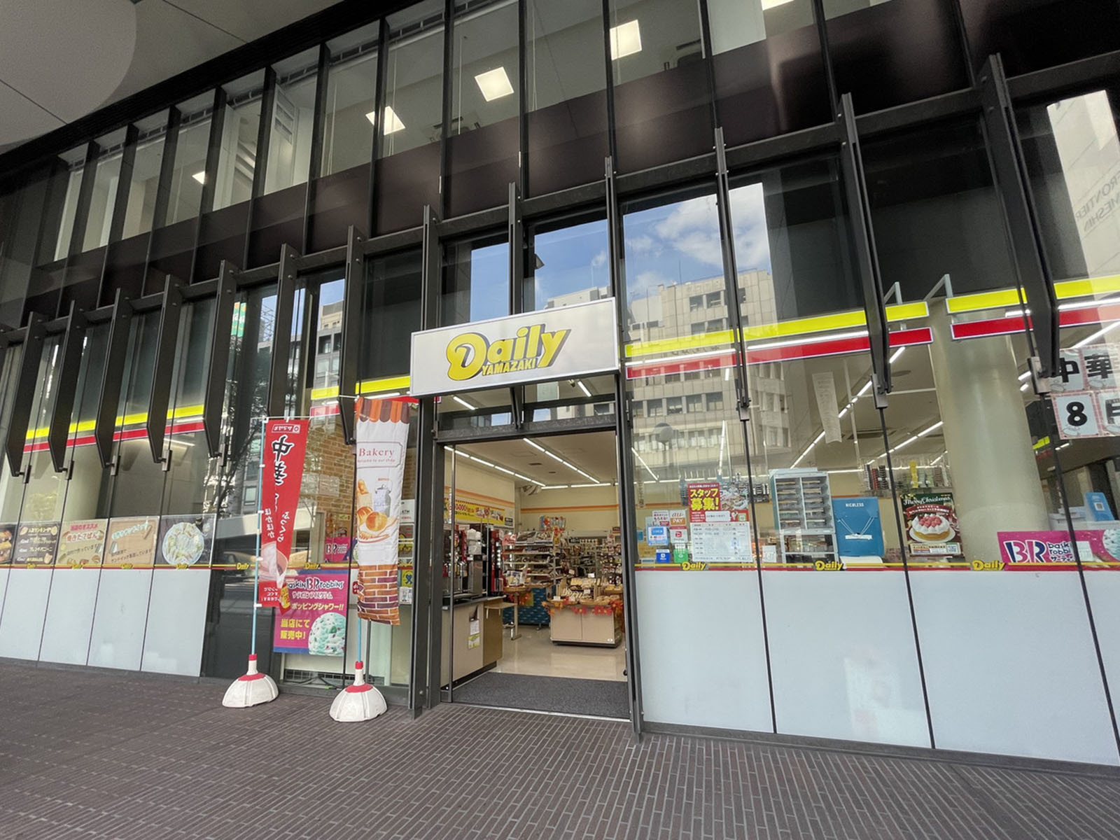 徒歩2分のデイリーヤマザキ西天満4丁目店