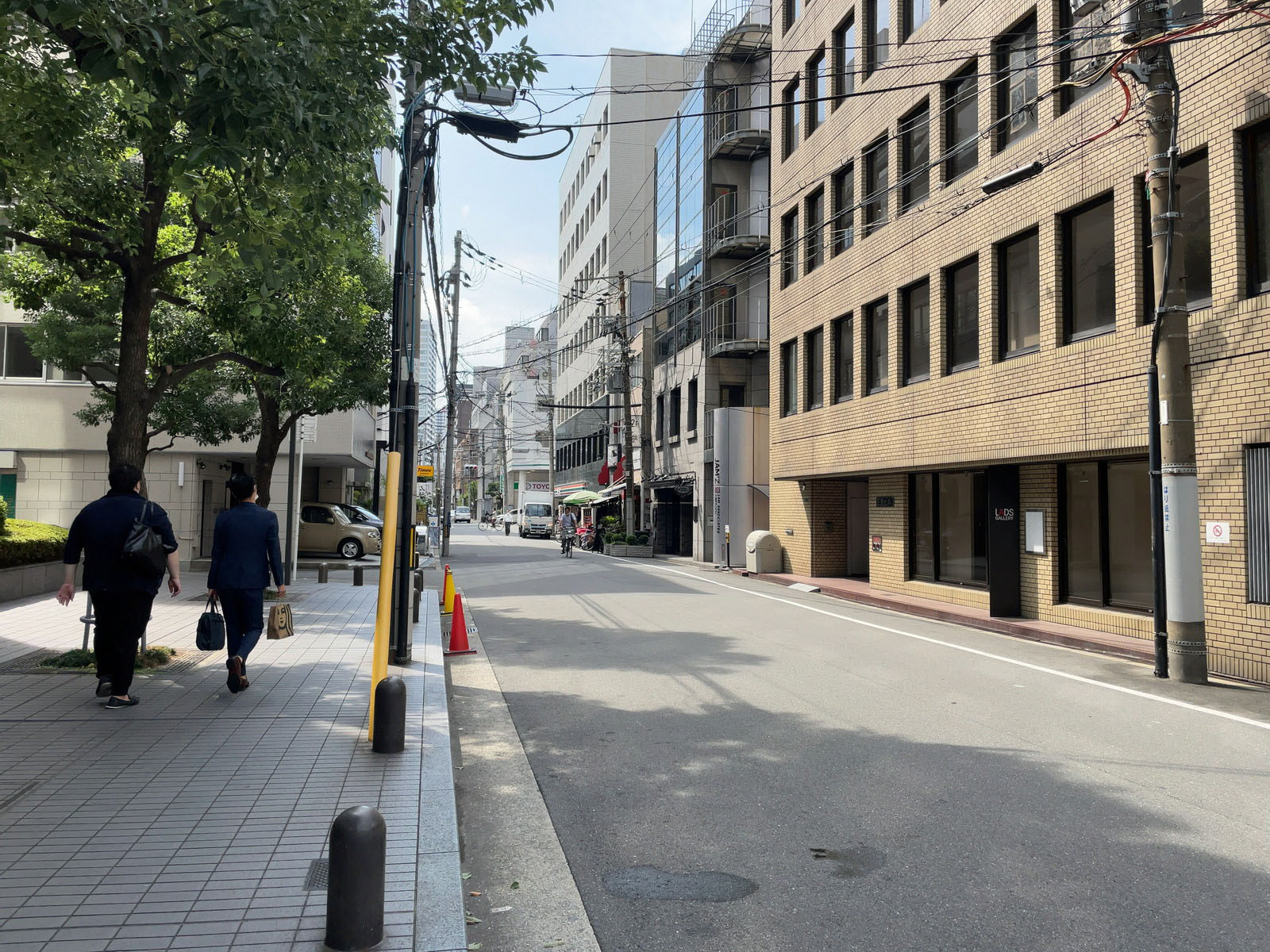 正亜ビル前面の通り