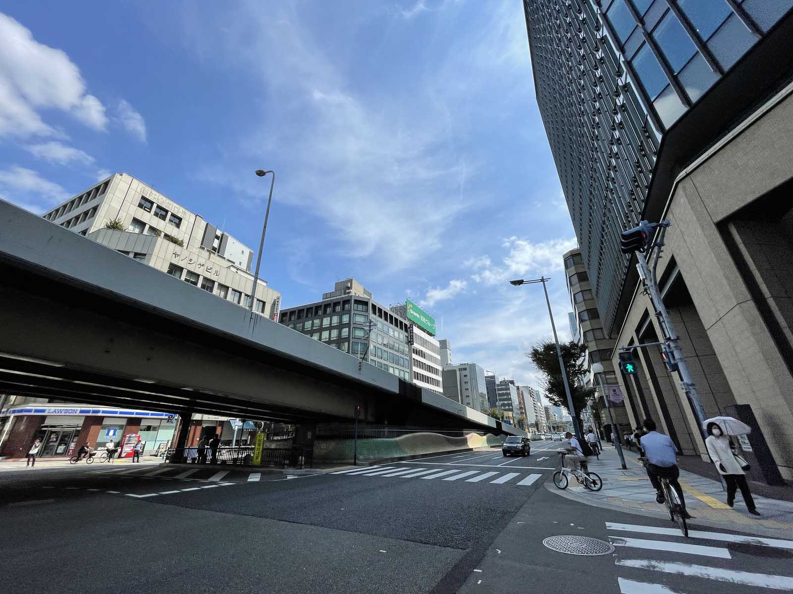 阪神神明ビル前面の曽根崎通