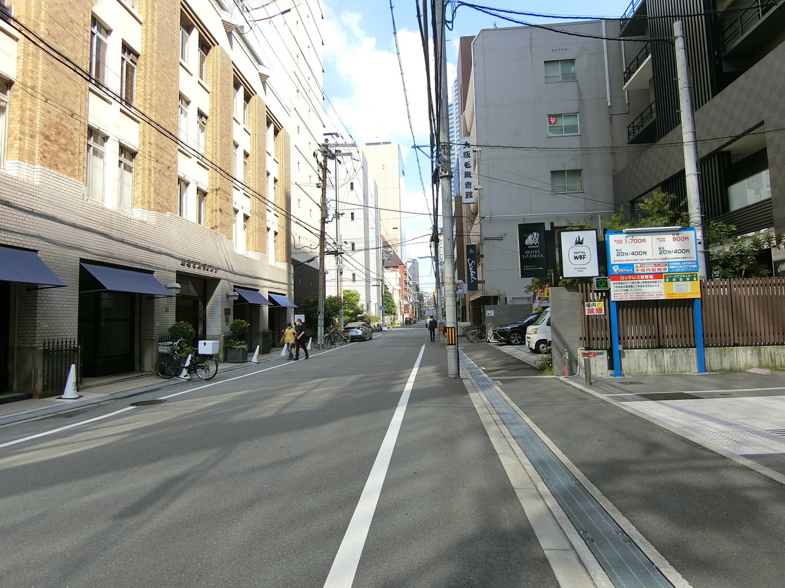 淡路町パークビル前面の通り