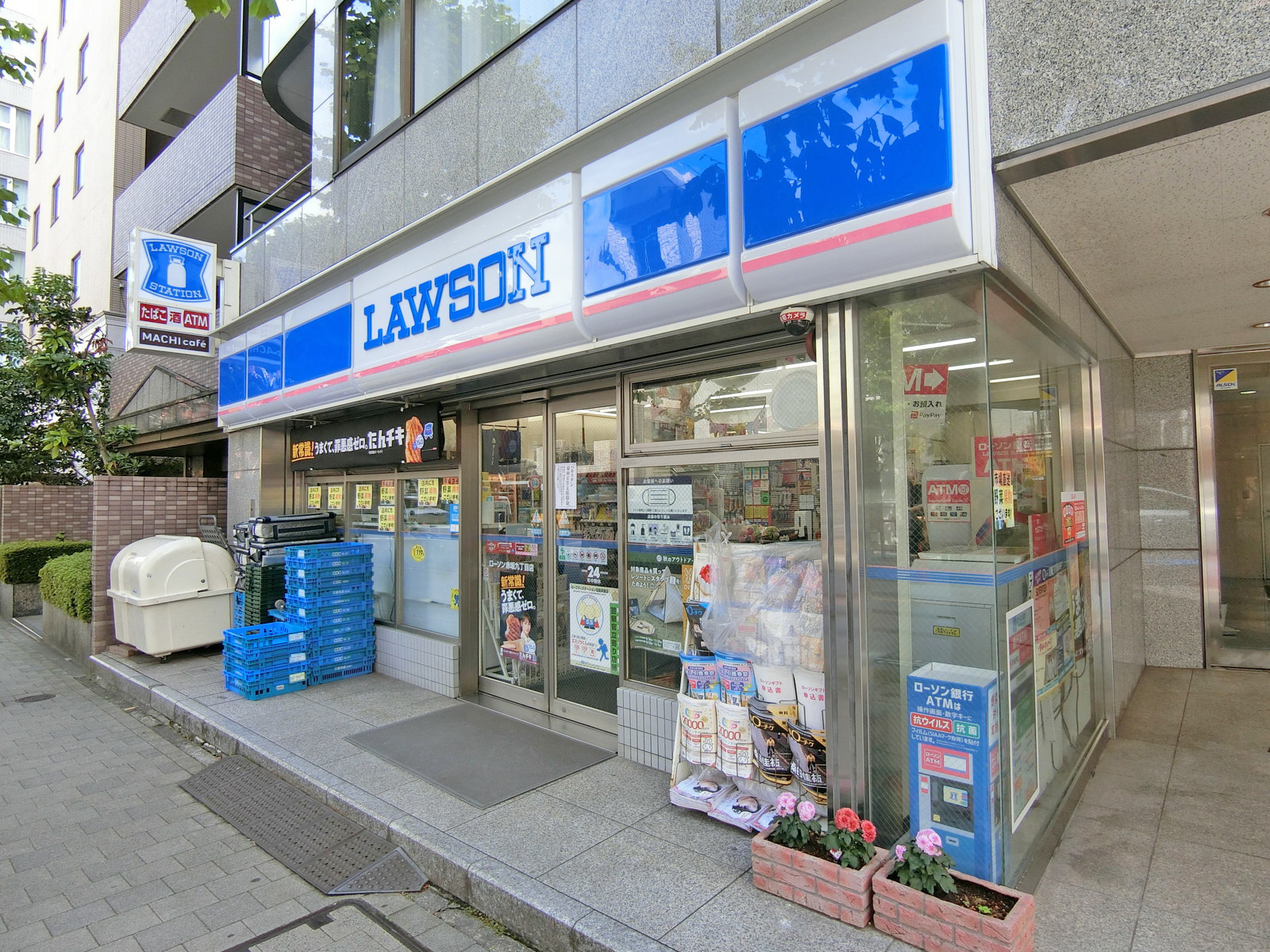 同じ並びのローソン赤坂九丁目店